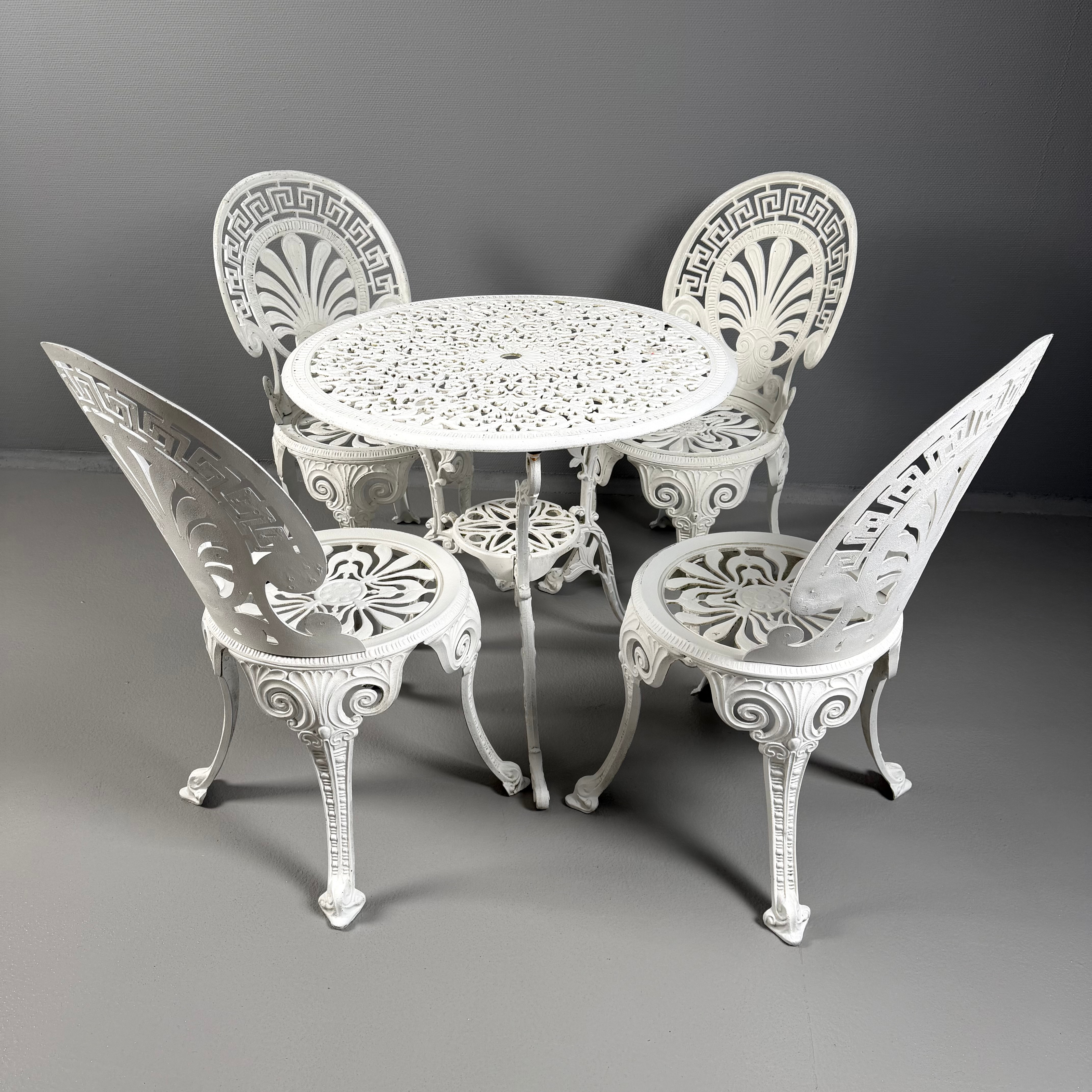 CAFÉGRUPP, 5 delar, lackerat gjutgods, 1900-tal, jugendstil, bestående av: bord, 4 stolar.