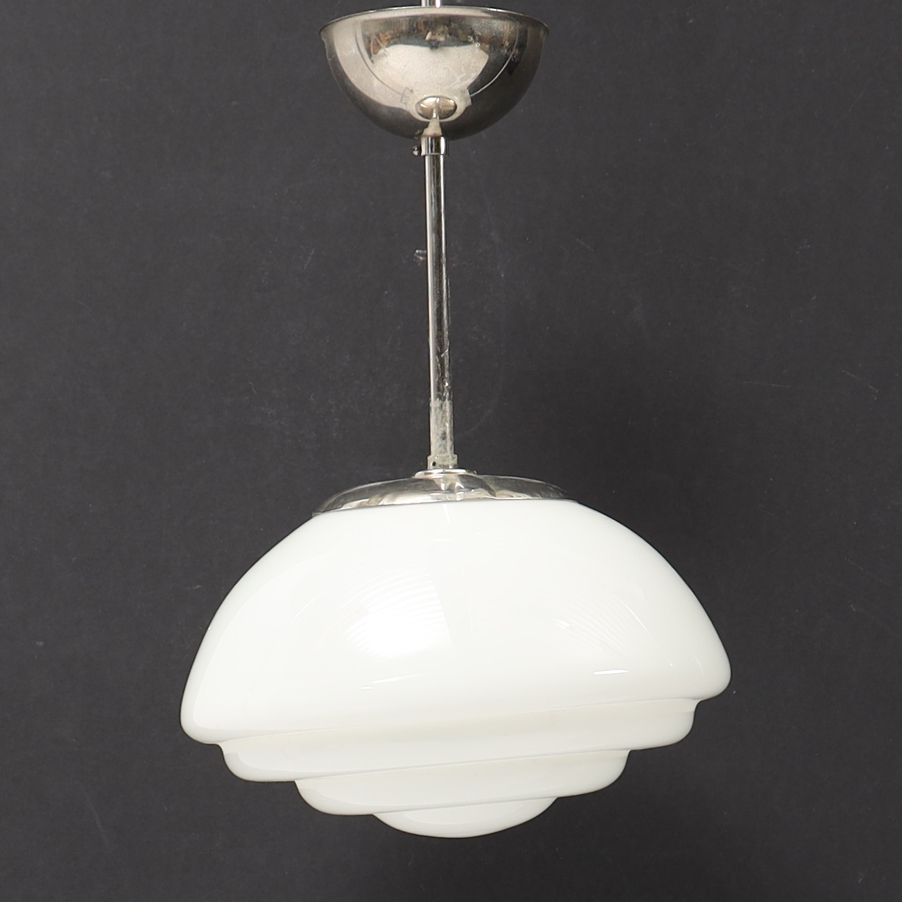 TAKLAMPA, Funkis 1940-tal. Kupa i vittonat glas och kromat fäste.