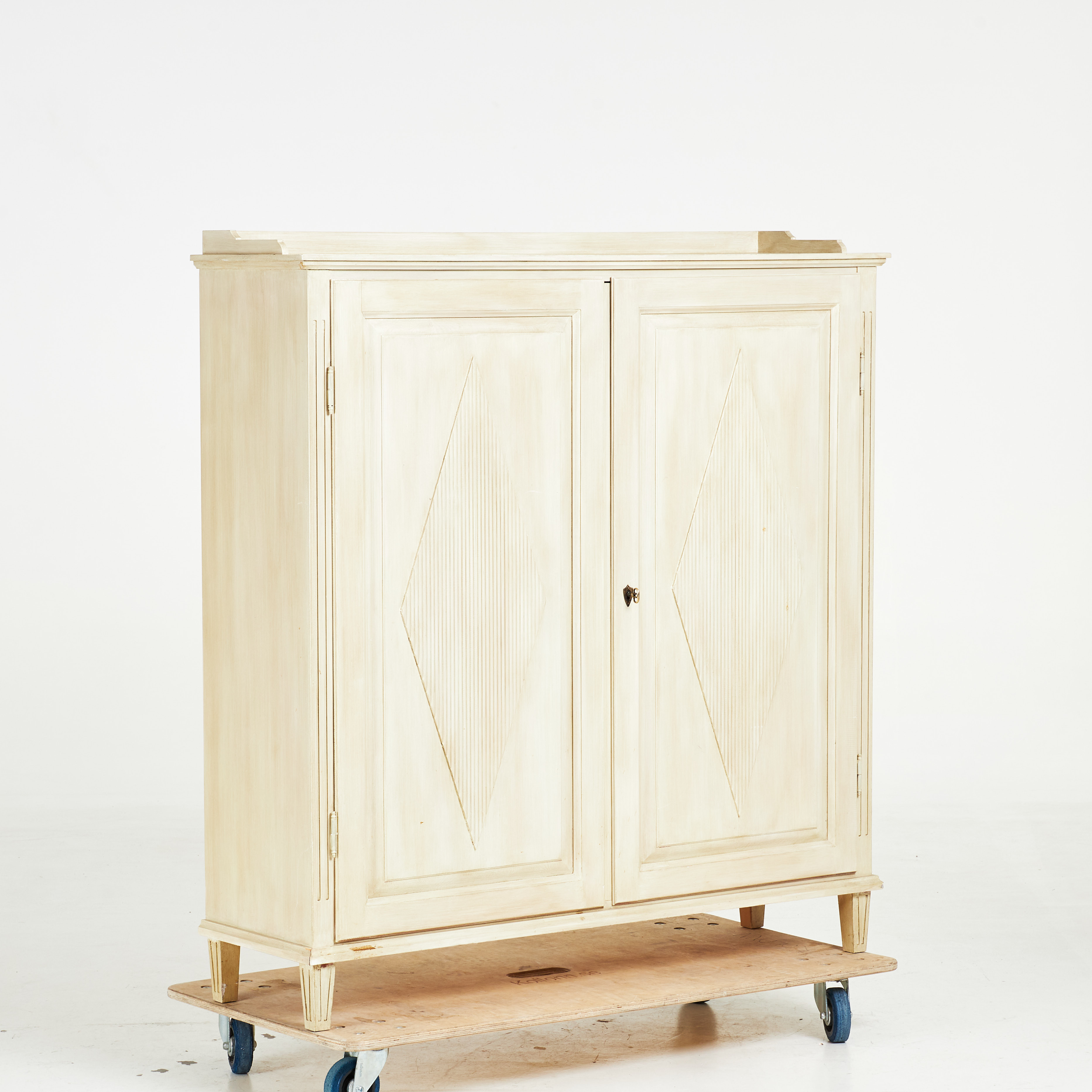 SKÄNK. gustaviansk stil, 1900-tal, bemålat furu samt dekor med räfflade romber.