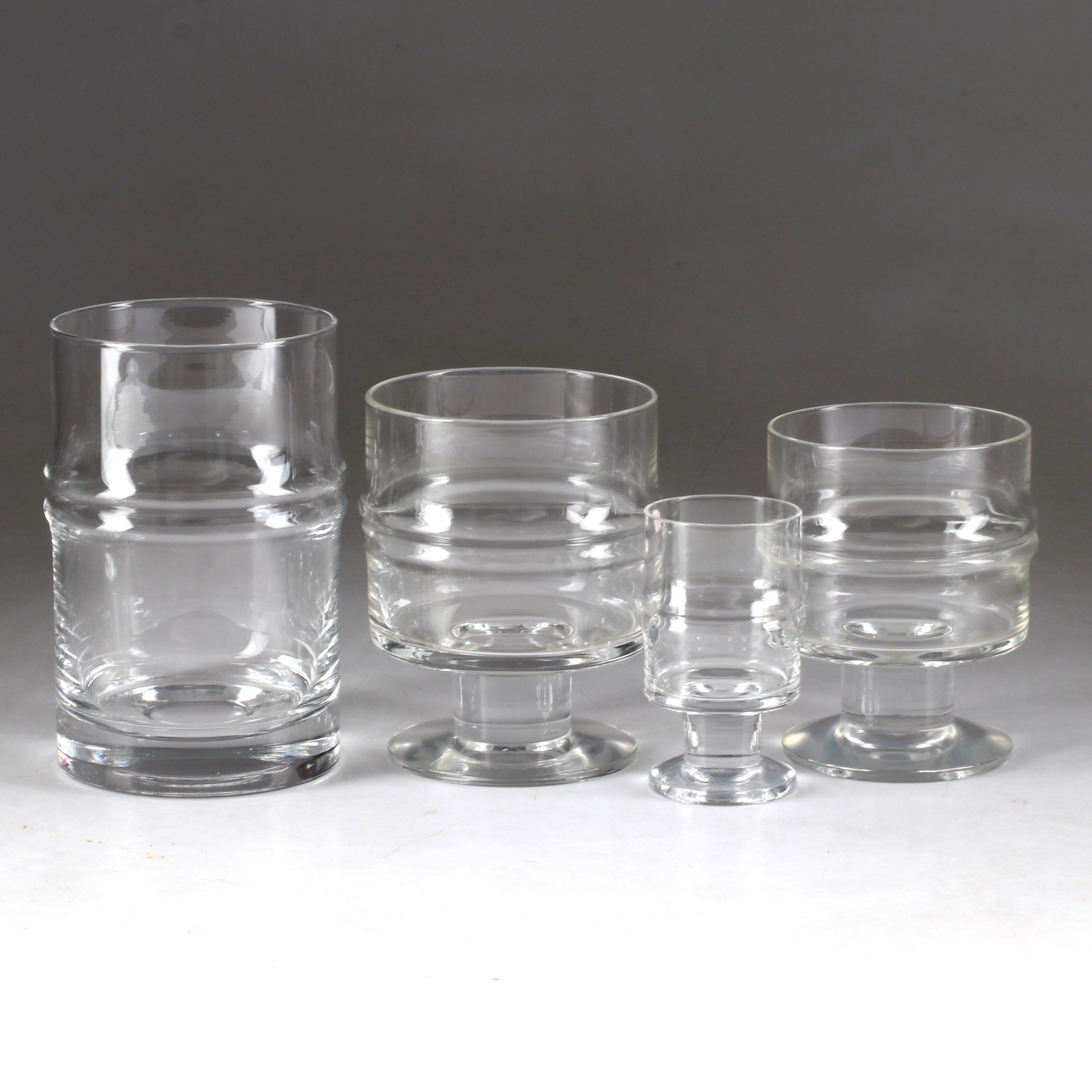 TIMO SARPANEVA. Glasservisdelar , 35 st, glas, "Droppring/Pisaranrengas", Iittala, Finland.
