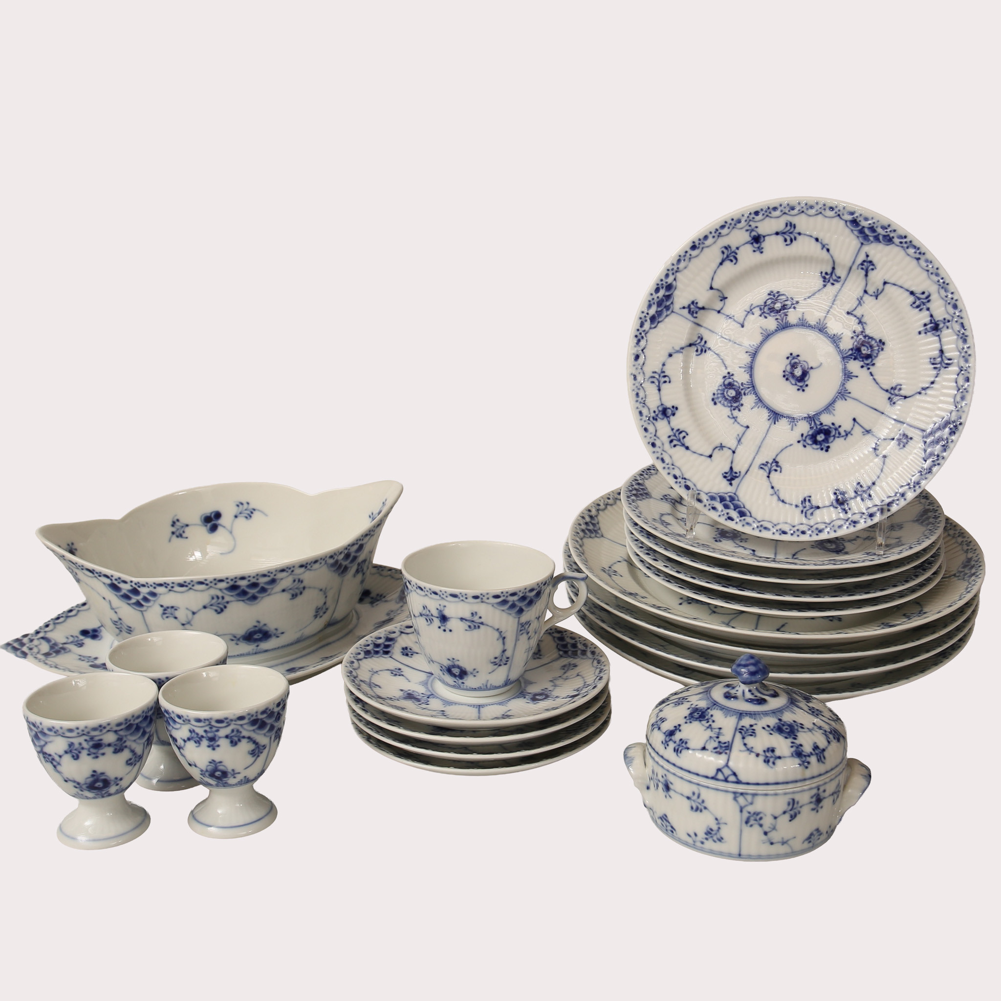 SERVISDELAR, porslin, Musselmalet, Royal Copenhagen, Danmark, 19 delar.