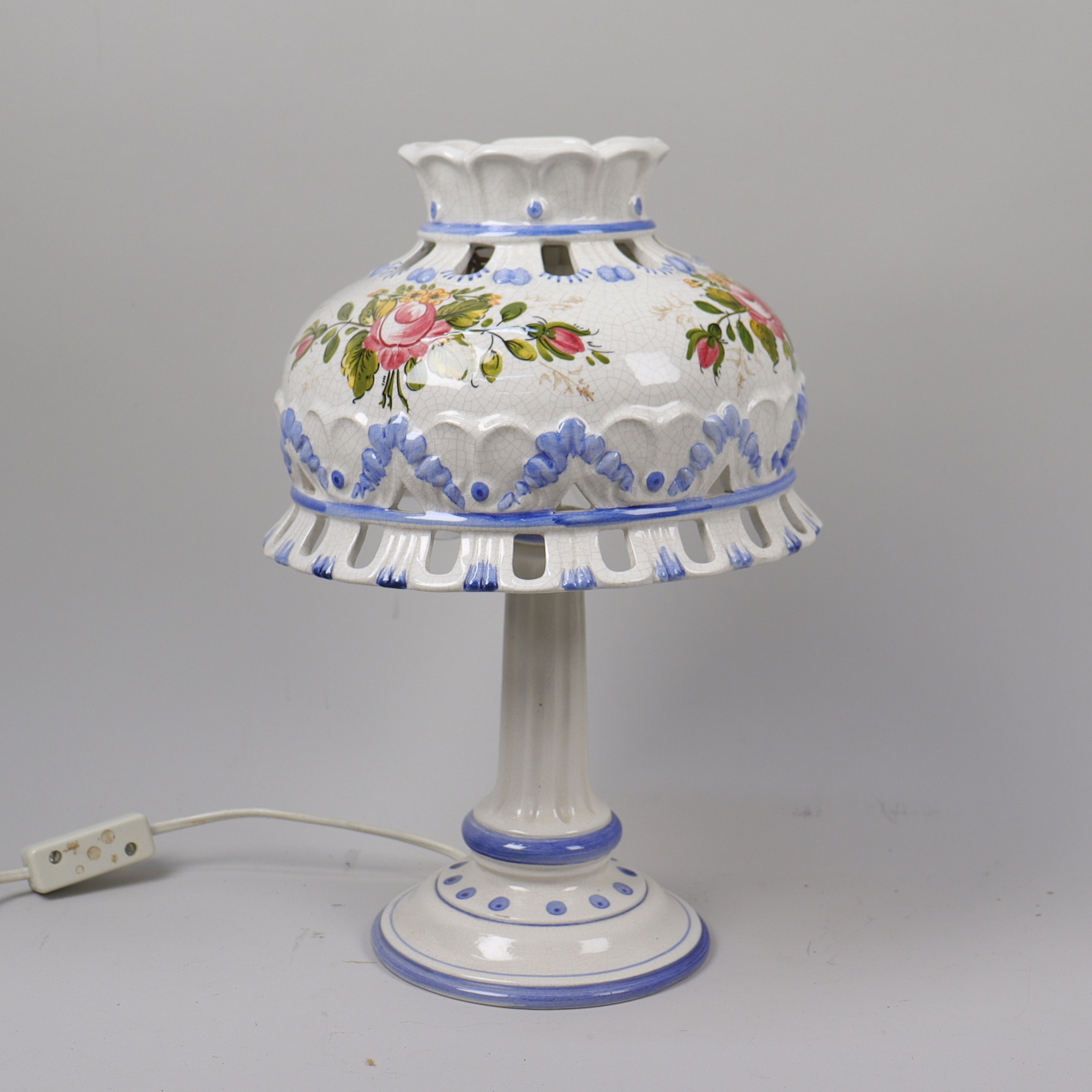 BORDSLAMPA, Bassano, Italien, keramik med målad floral dekor.