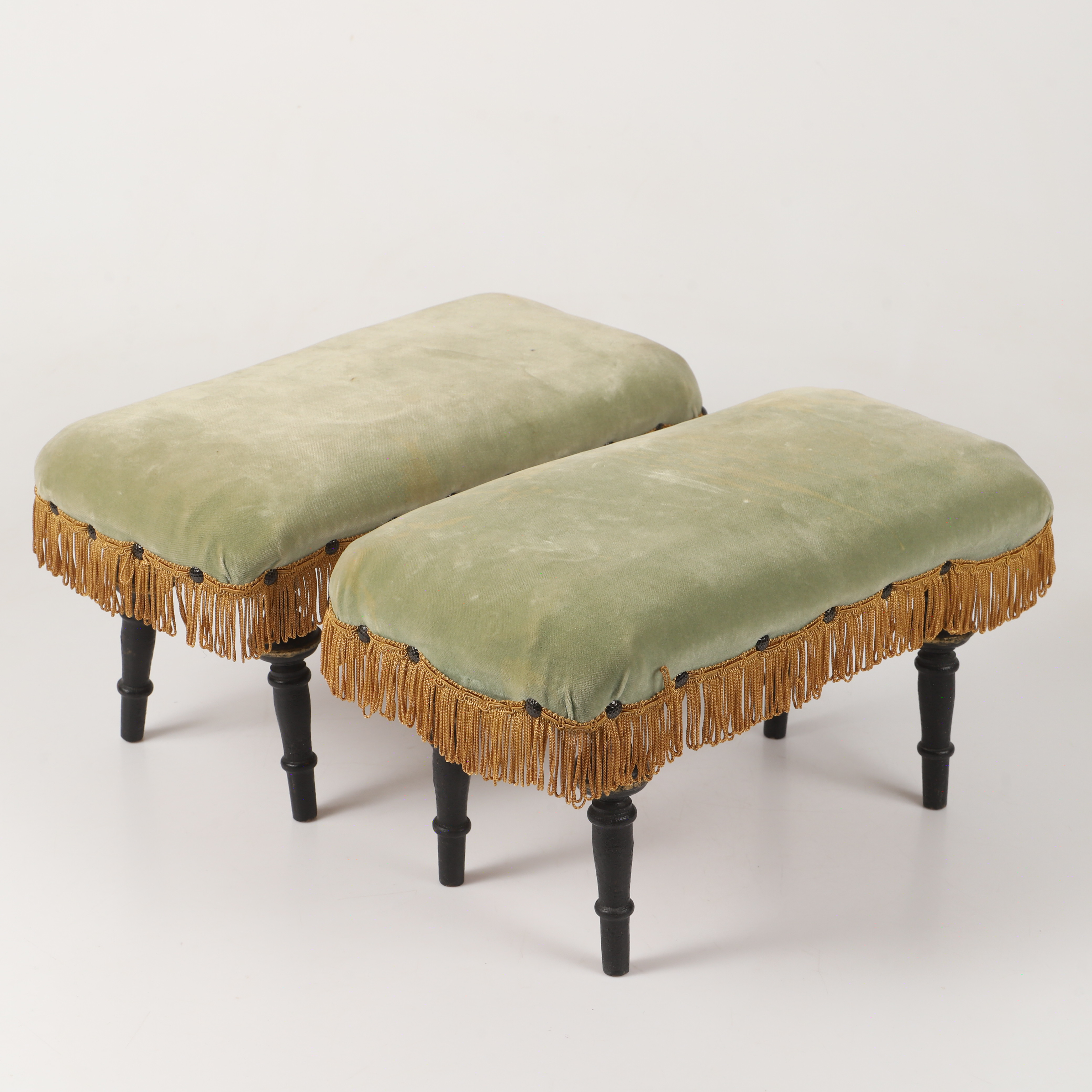 FOTPALLAR, 1 par, trä/sammet med franskant, 1800-talets senare del.