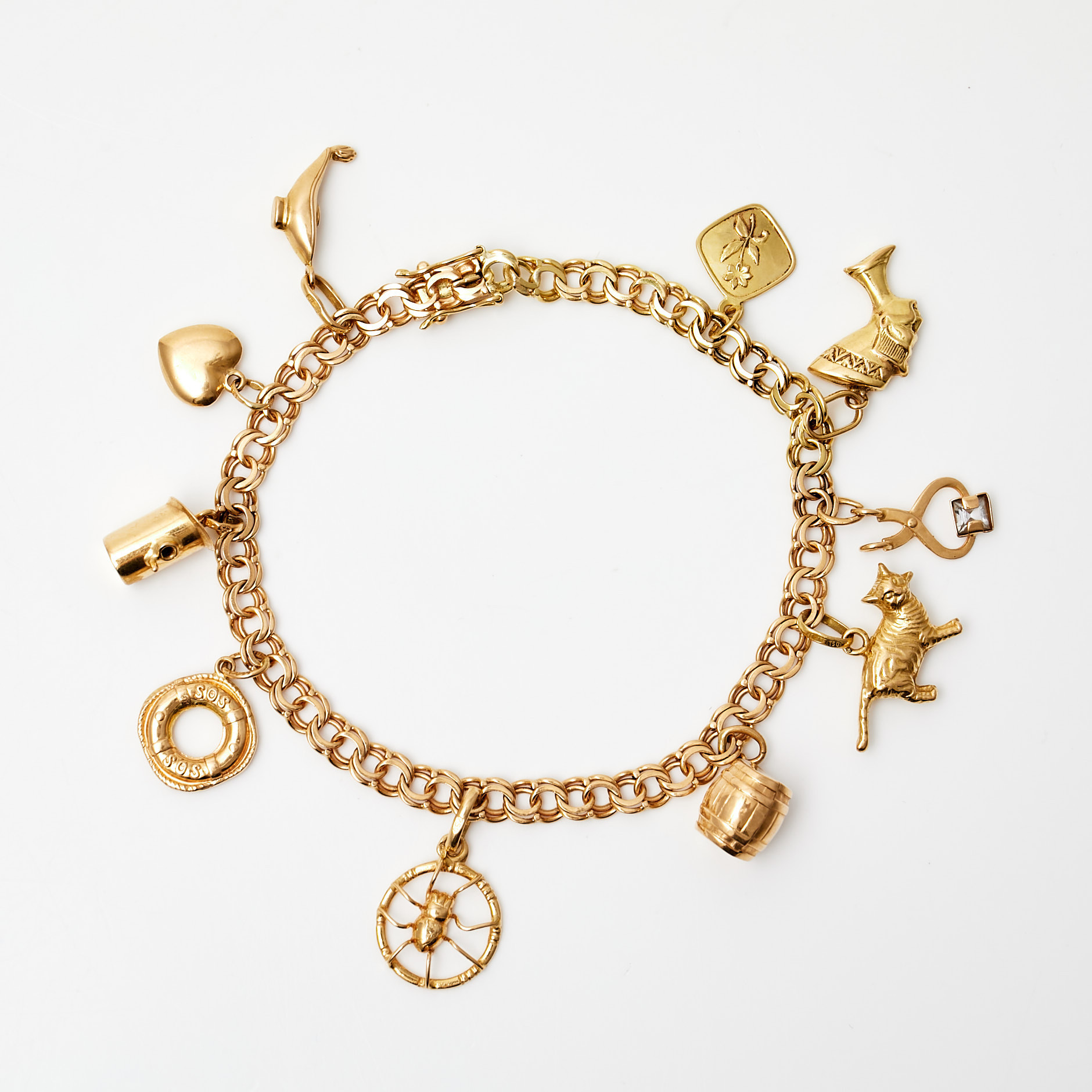 ARMBAND, 18 k guld, bismarcklänk, med 10 berlocker, varav en med syntetisk spinell, M.K:S Guldsmedsatelier Ab, Stockholm, 1962.