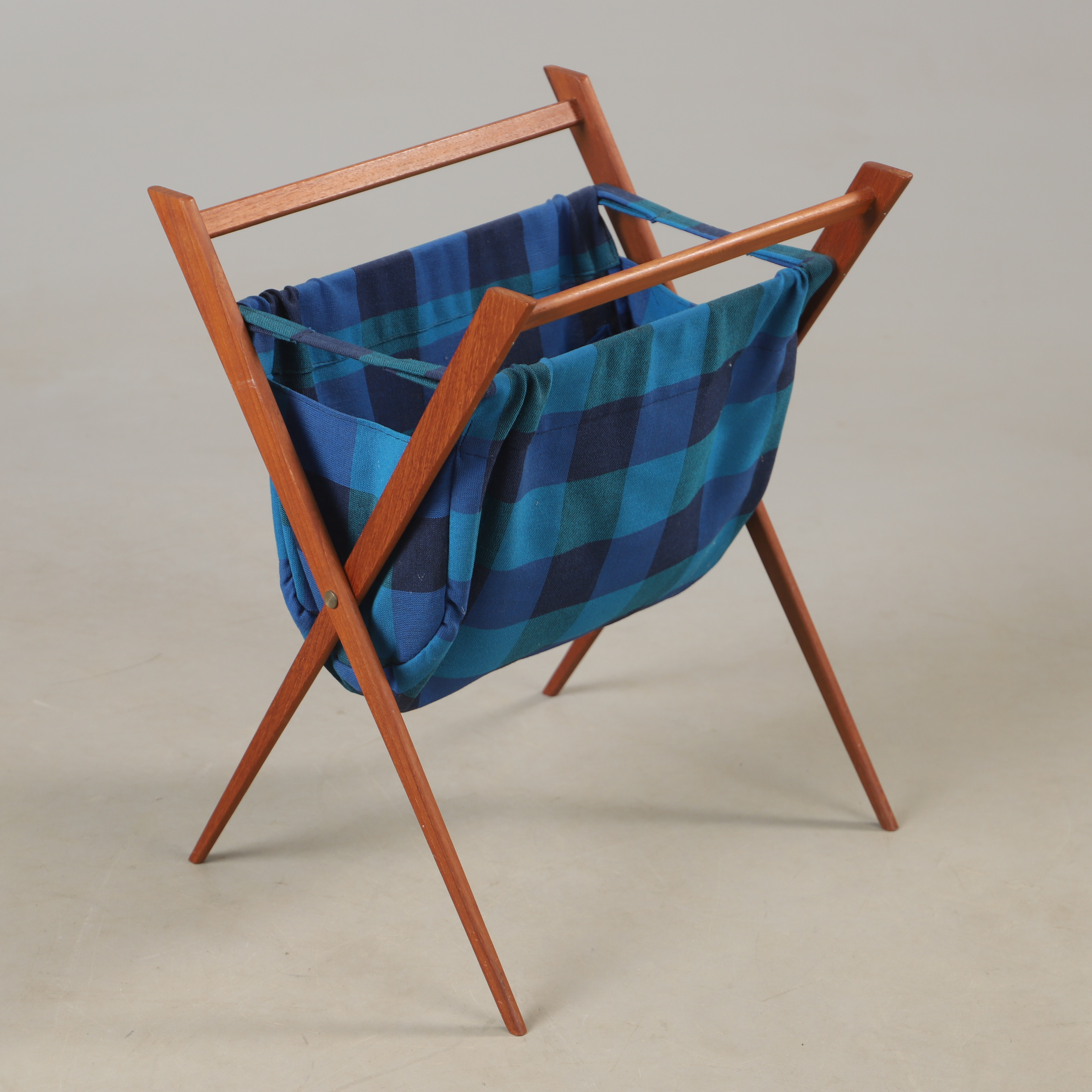 TIDNINGSSTÄLL, teak och textil, 1900-talets mitt.