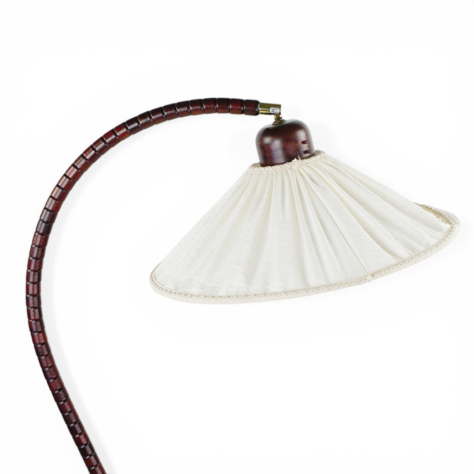 GOLVLAMPA, troligen körsbär, etikettmärkt, Markslöjd, sent 1900-tal.