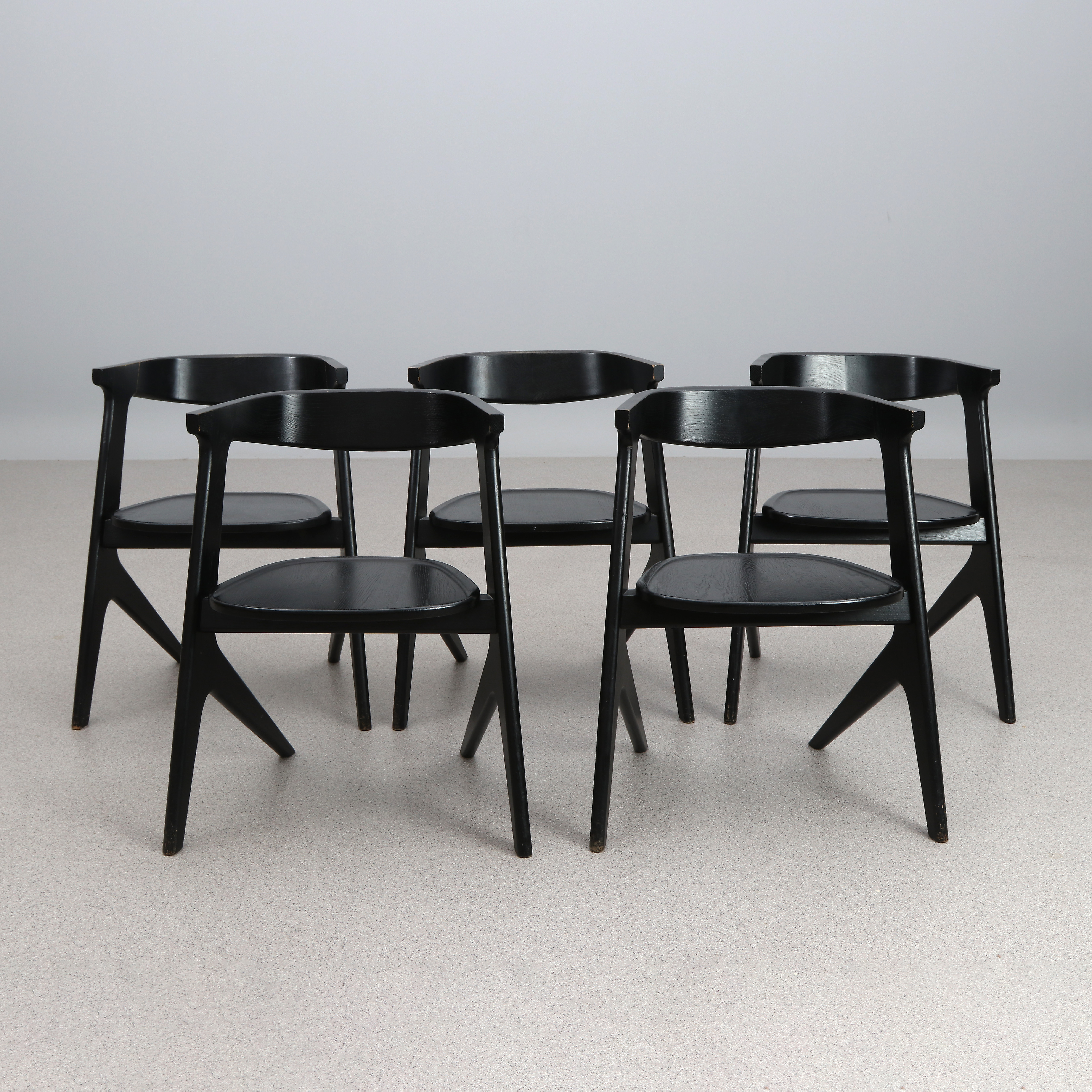 TOM DIXON. STOLAR, FEM ST. Lackerat trä. "Slab chair". Samtida tillverkning.