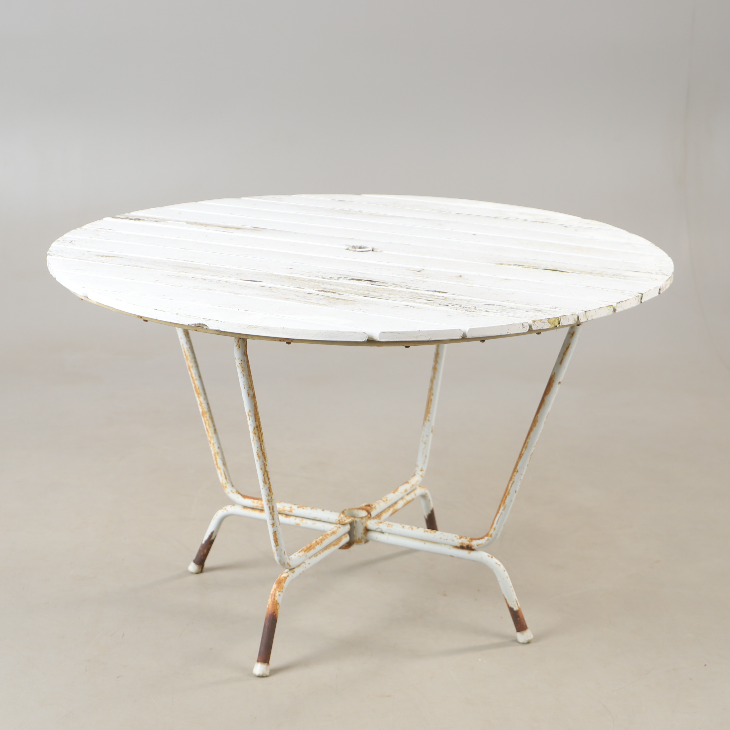 TRÄDGÅRDSBORD, trä med metallunderede, 1900-talets andra hälft.