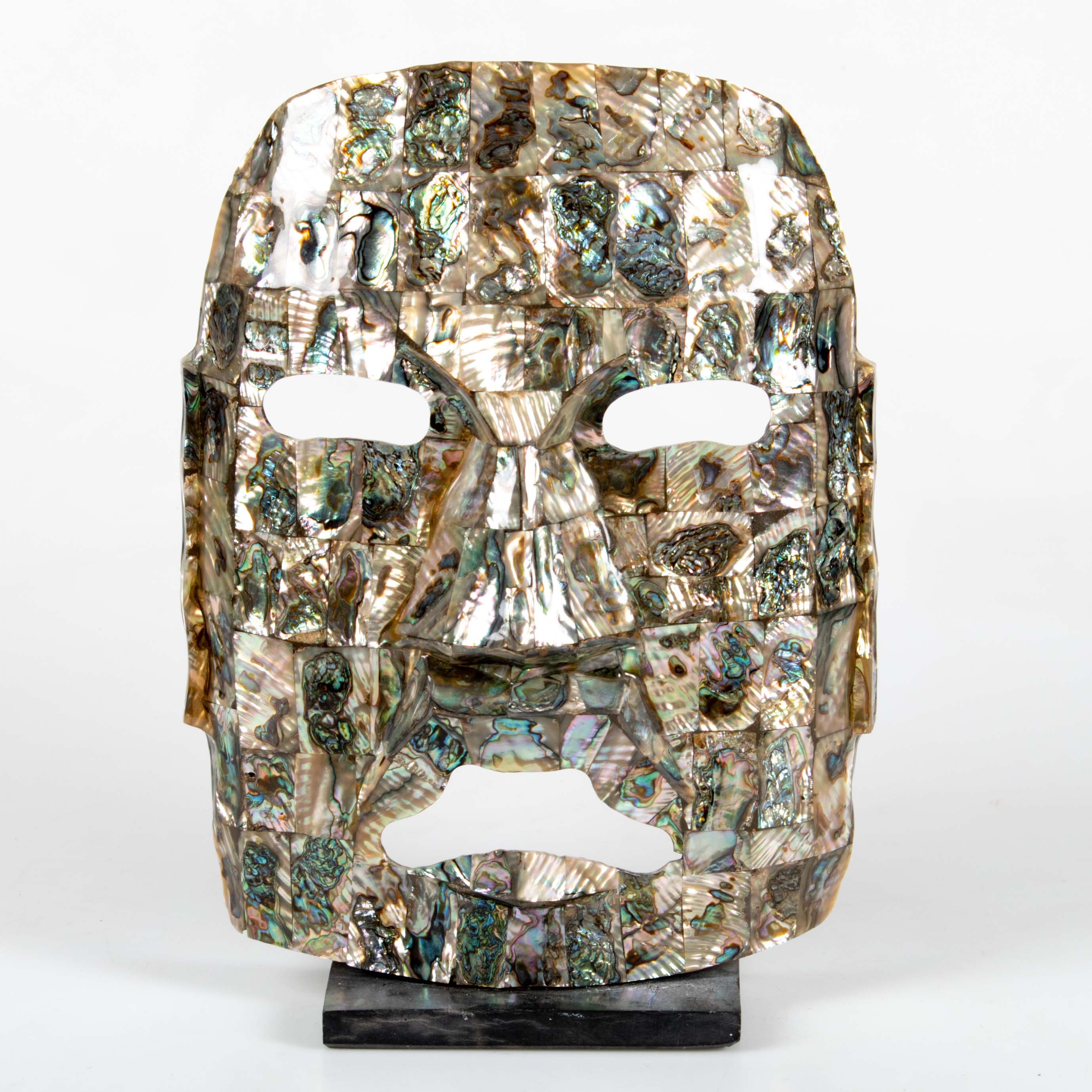 SKULPTUR / MASK, pärlemor (abalone), dekorativ, sent 1900-tal.