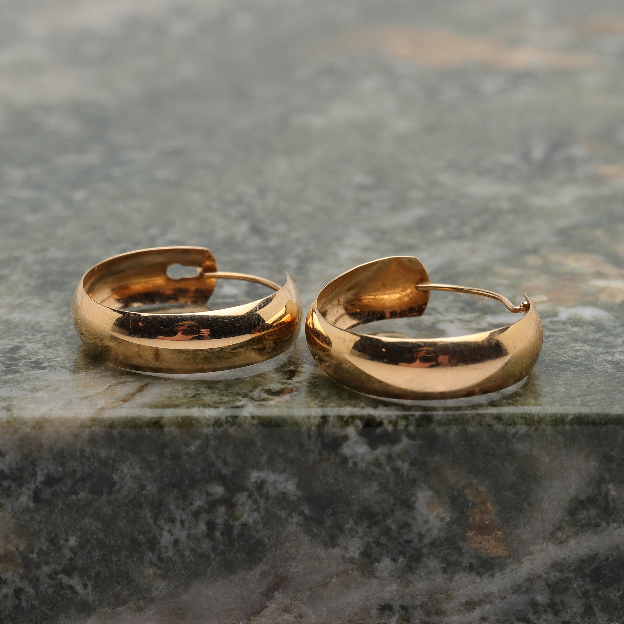 ÖRHÄNGEN, ett par, 18k guld, totalvikt ca 1,10g.