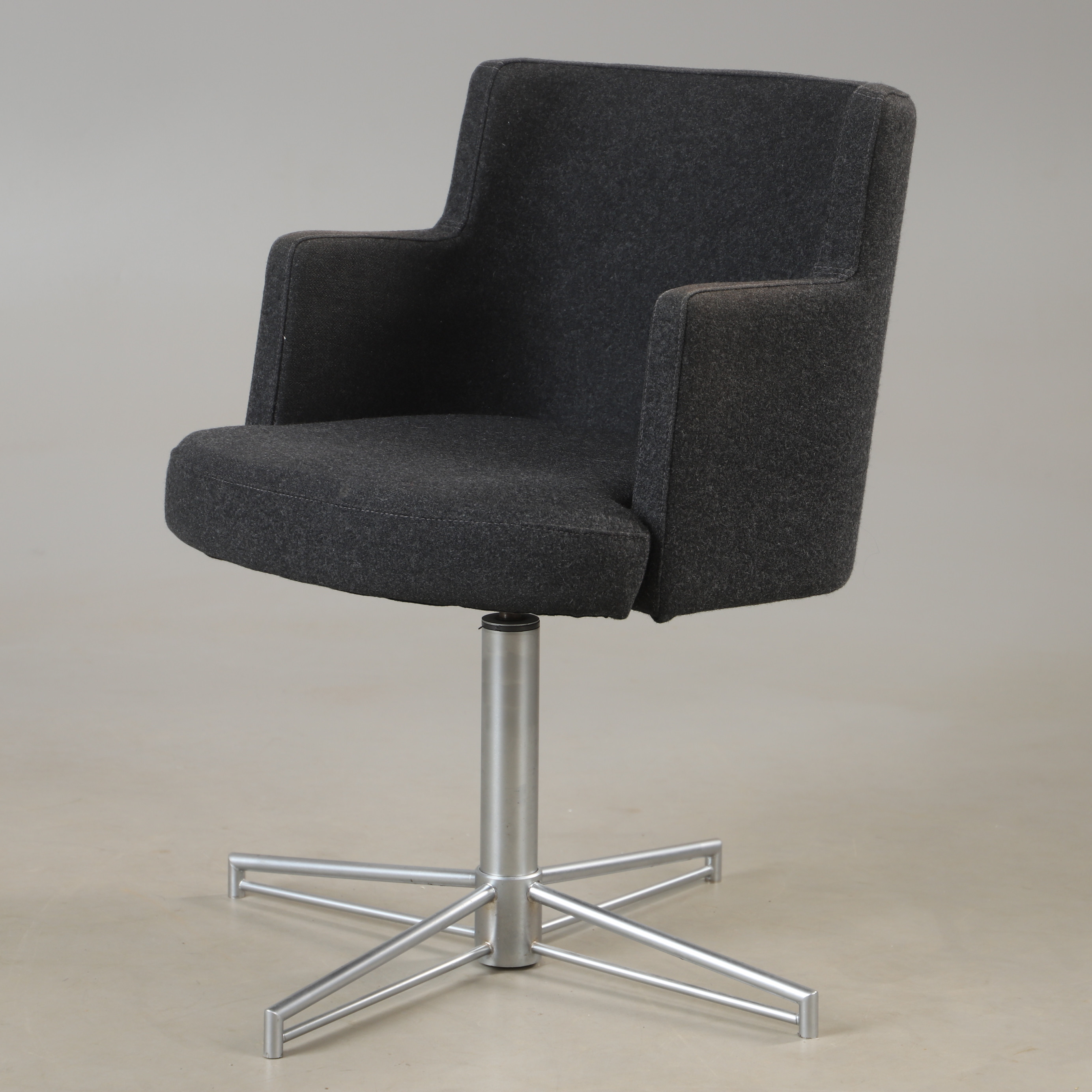 KARMSTOL, textillklädd med metallunderede, Johanson design.