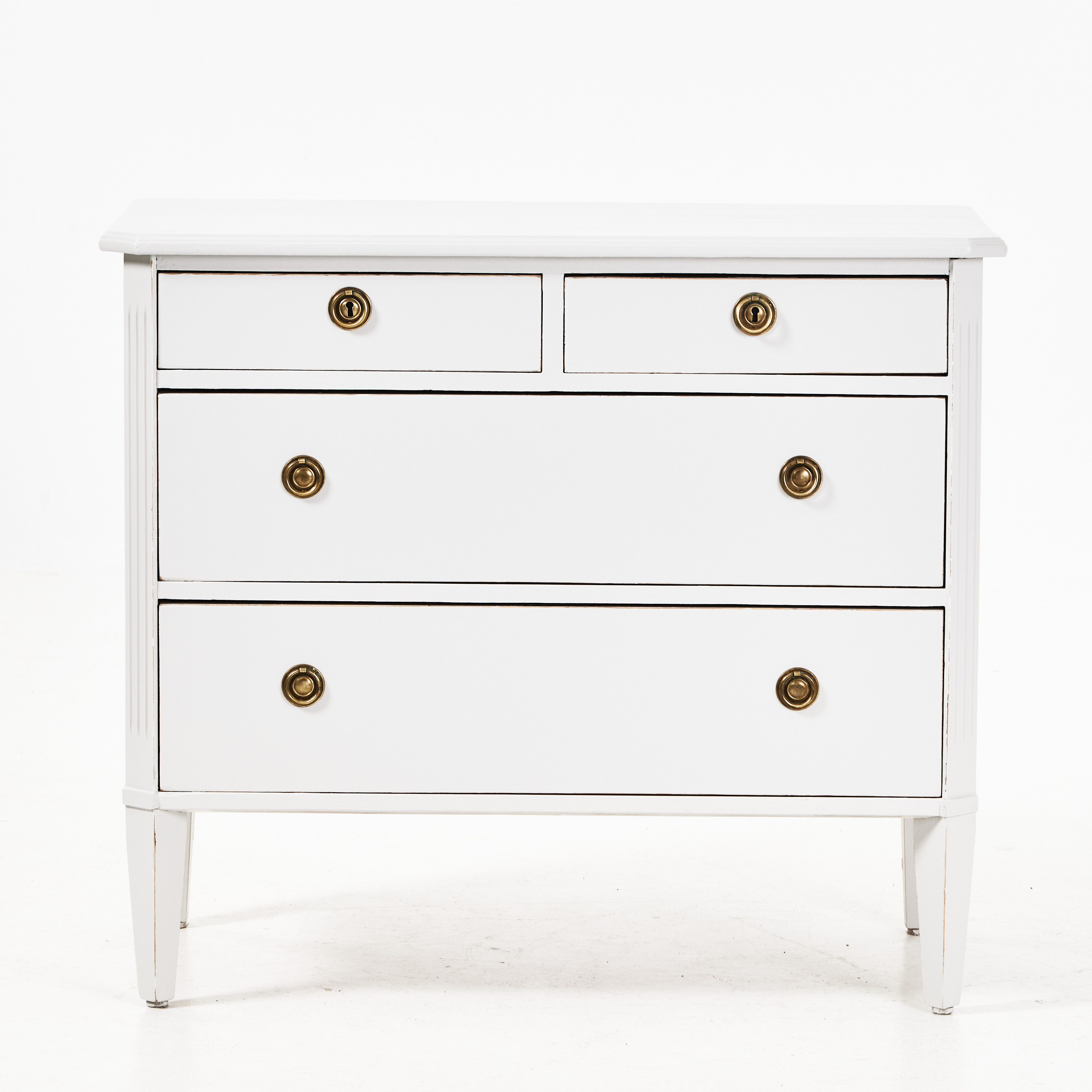 BYRÅ, 1900-talets första hälft, gustaviansk stil, bemålad, beslag i mässing.