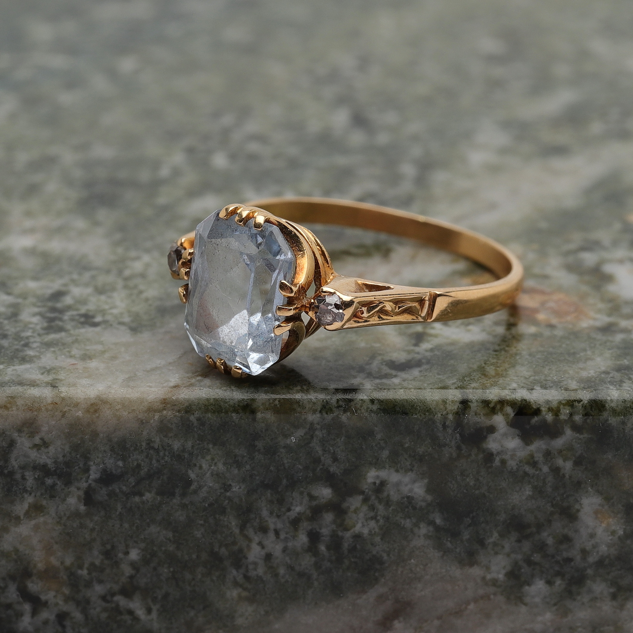 RING med blå sten och diamanter, 18k guld, Björks Guldsmedsaffär, 1941, Norrköping, totalvikt ca 2,67g.