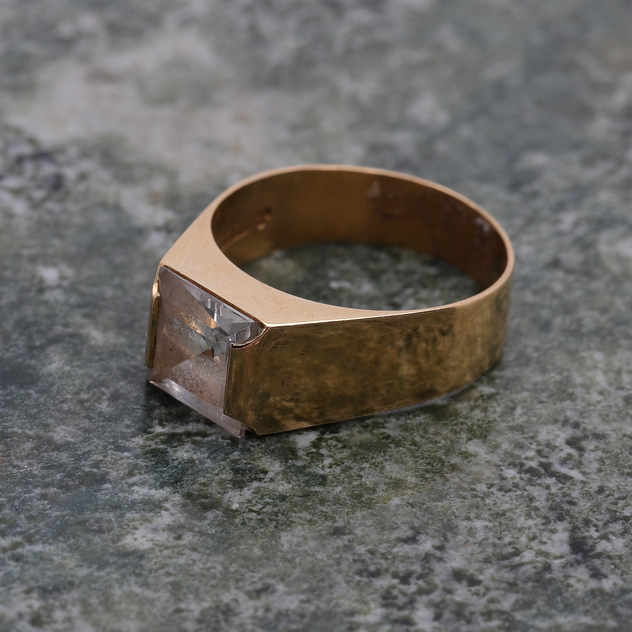 RING med vit sten, 18k guld, Segir Aktiebolag, Köping, 1967, totalvikt ca 4,42g.