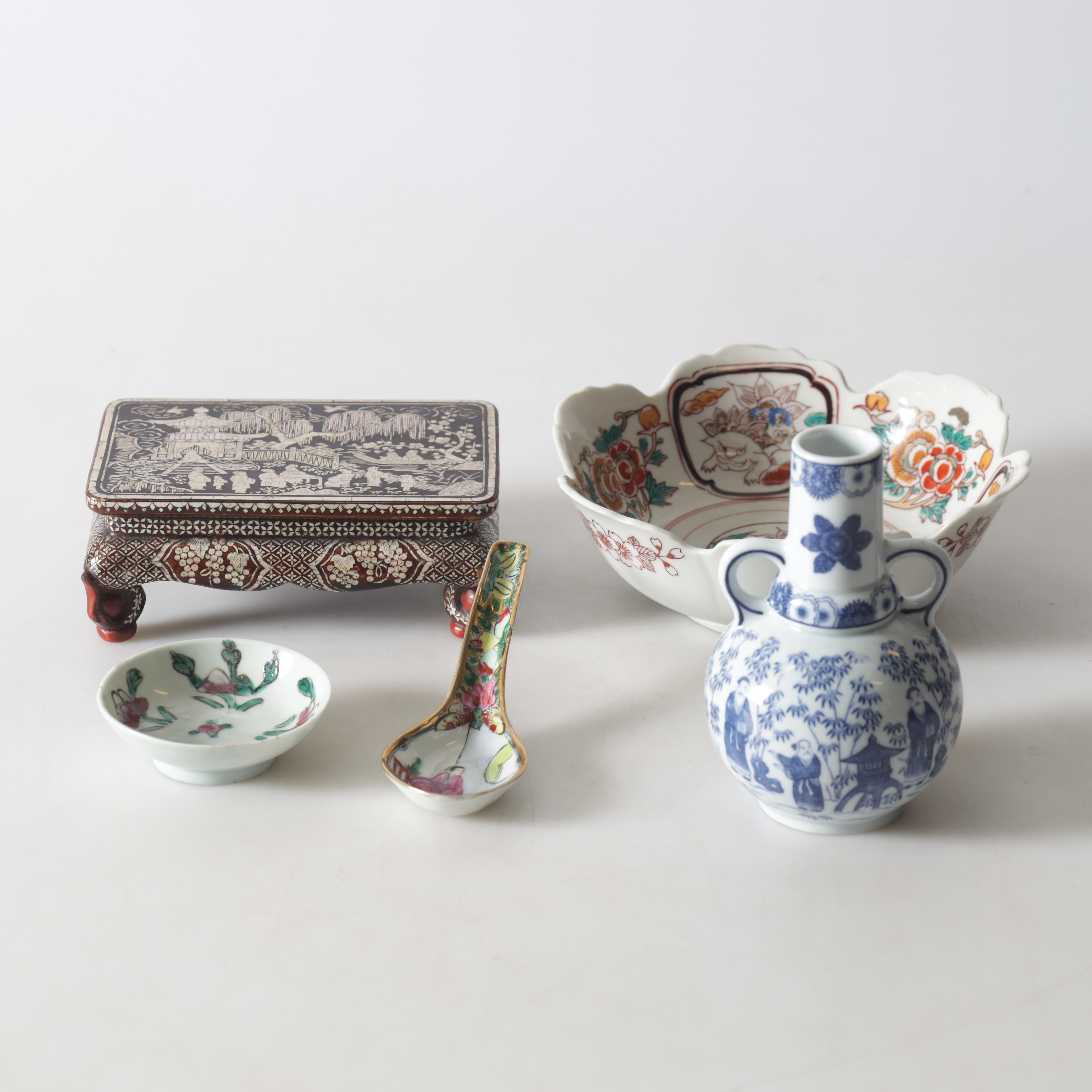 KINA FÖREMÅL, 5st delar, Bl.a. Vas, piedestal och sojaskål. Sigillstämpel.