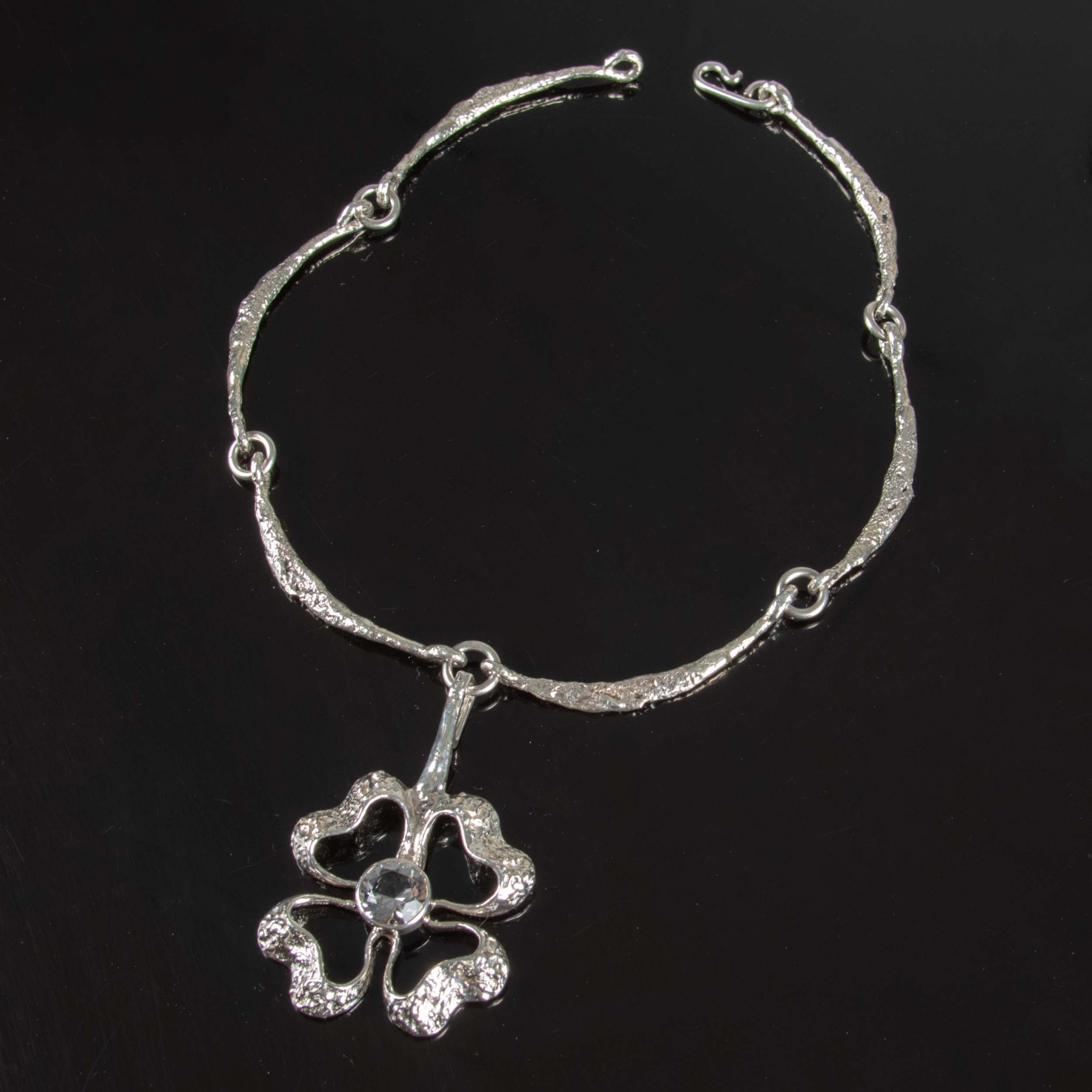 THERESIA HVORSLEV. Sterlingsilver och bergskristall. Halsband med hänge.