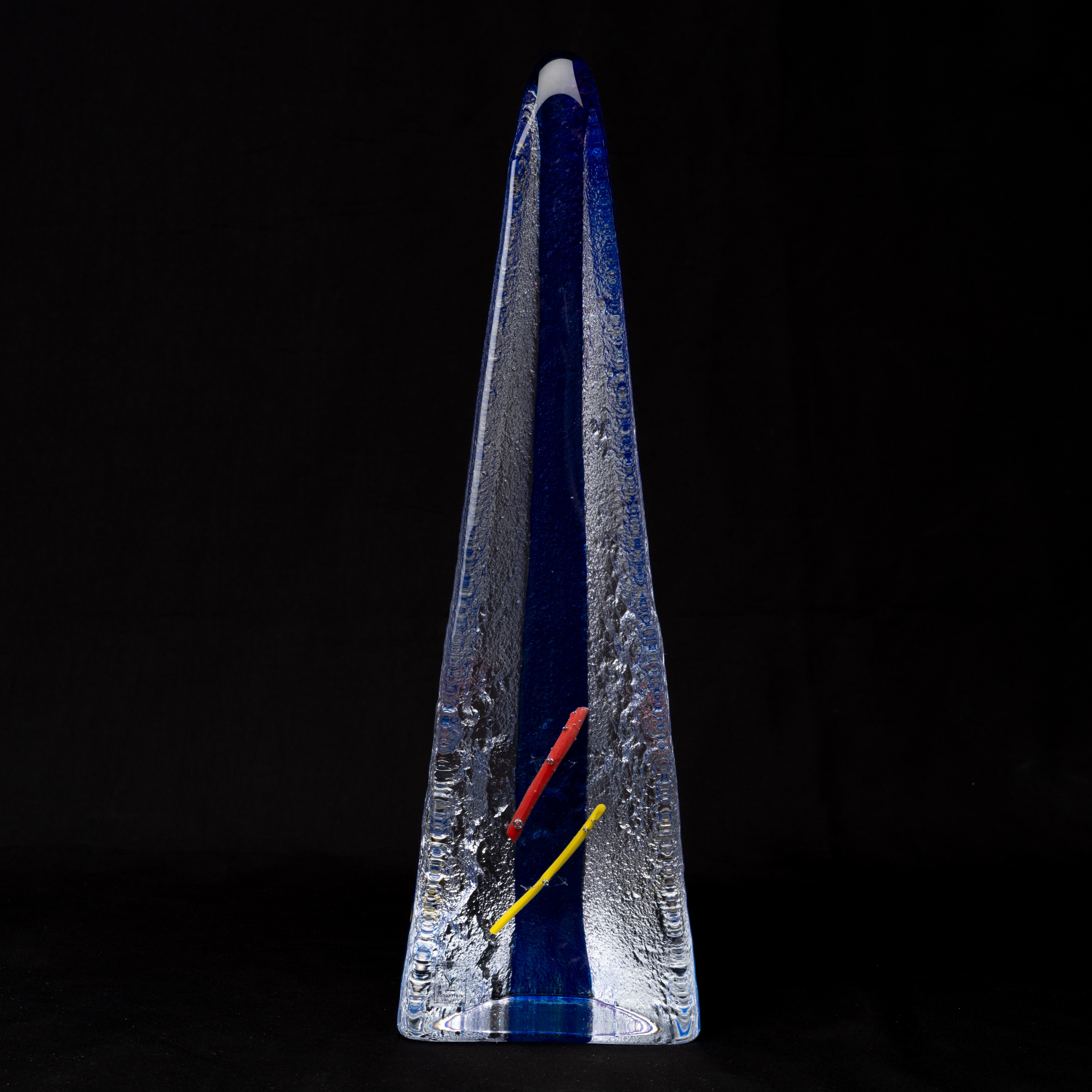 BJÖRN HULTQVIST. Obelisk, glas Johansfors.
