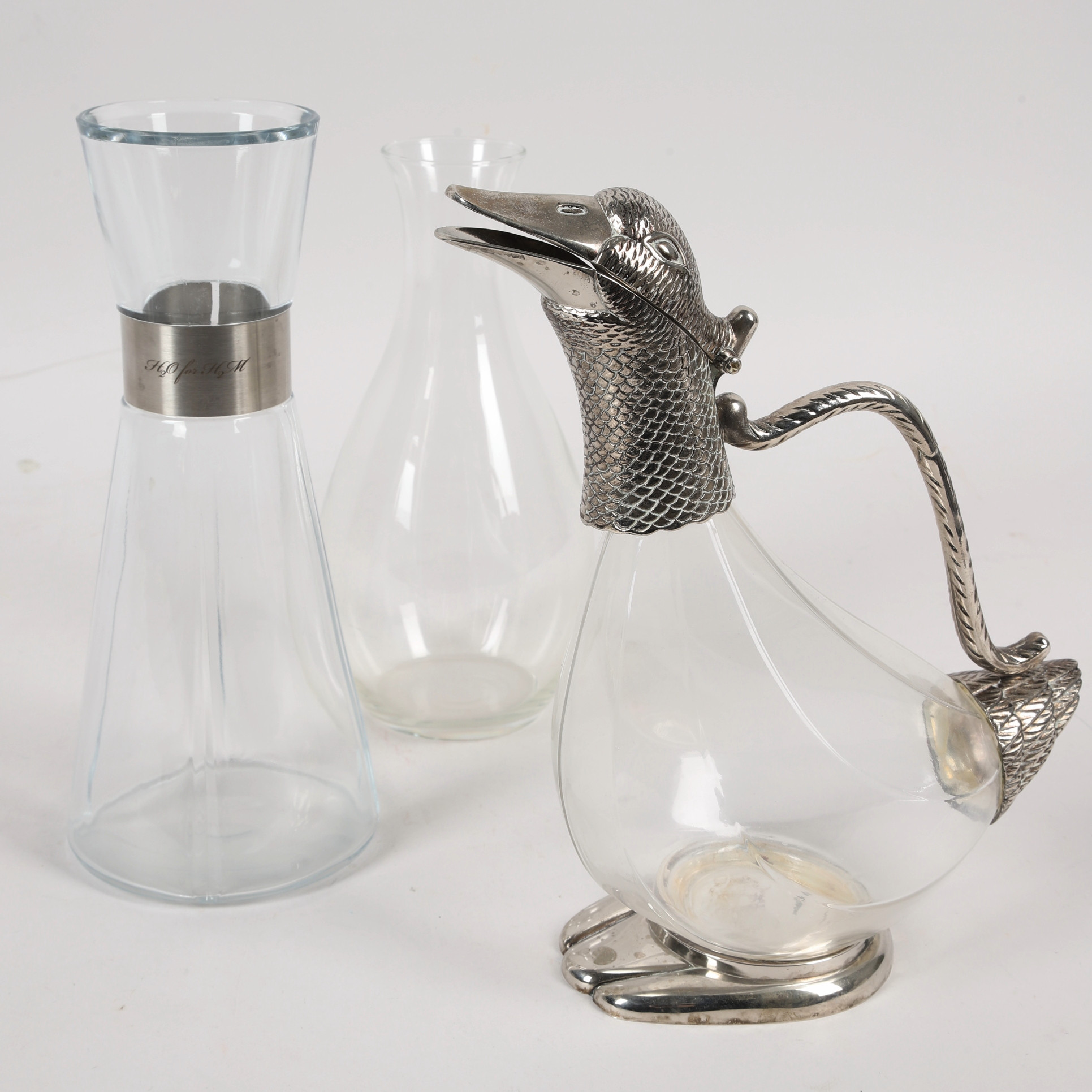KARAFFER, 3 st, glas & metall, bl.a. Vinkanna, i form av en gås, England Whitehill, 1900-tal.