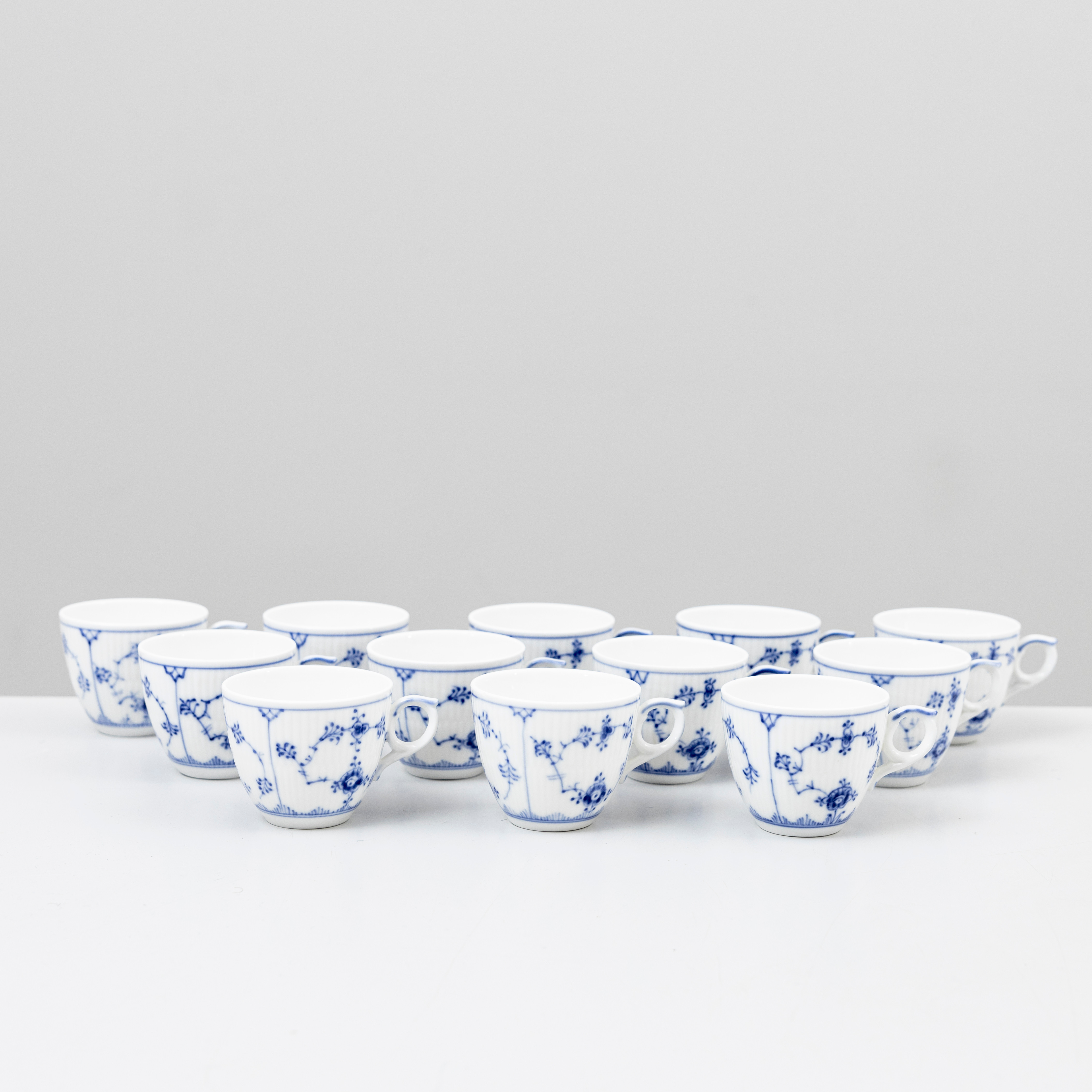 KAFFEKOPPAR, 12 st, porslin, modell 298, Musselmalet. Royal Copenhagen.