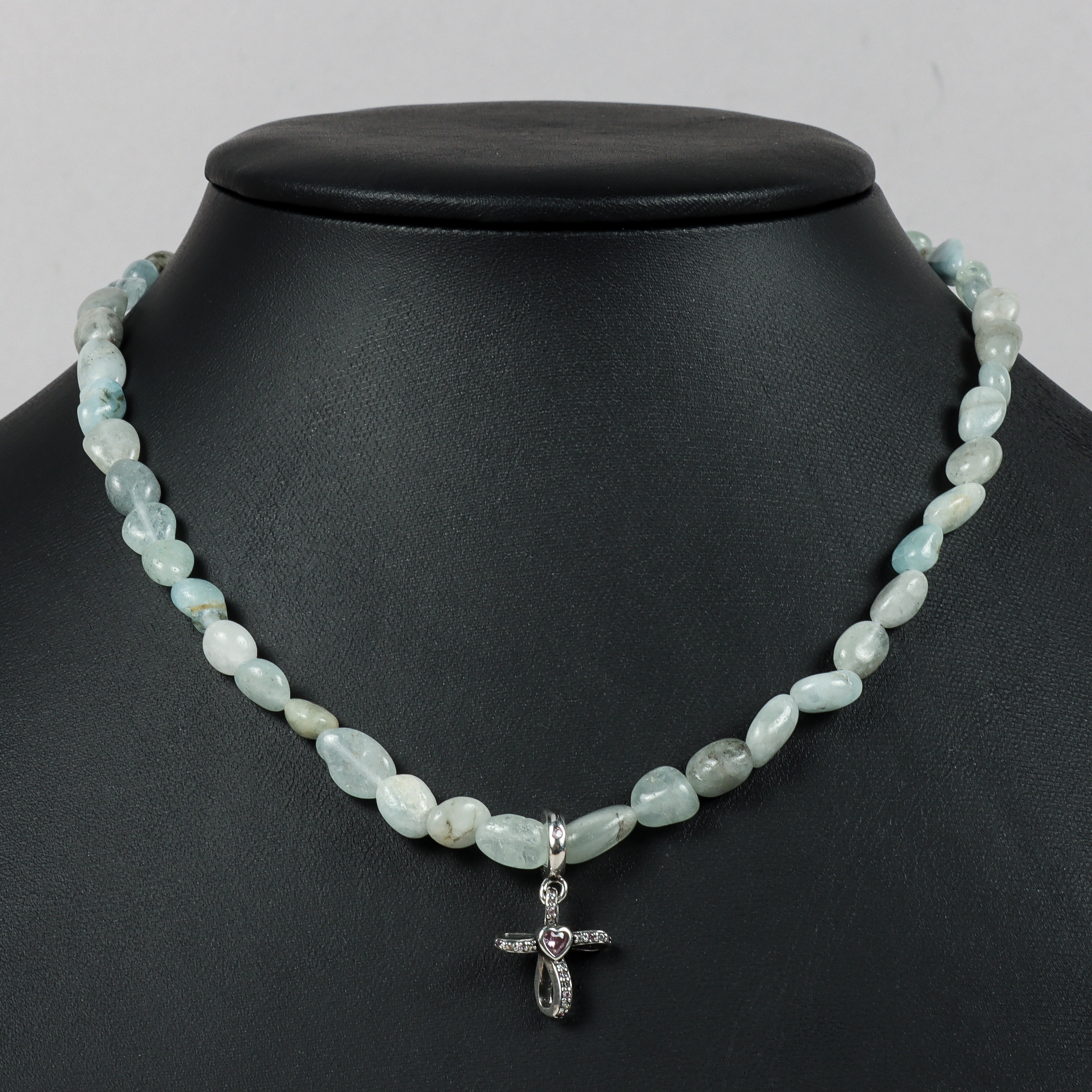 COLLIER, trumlade akvamariner, lås och hänge i silver.
