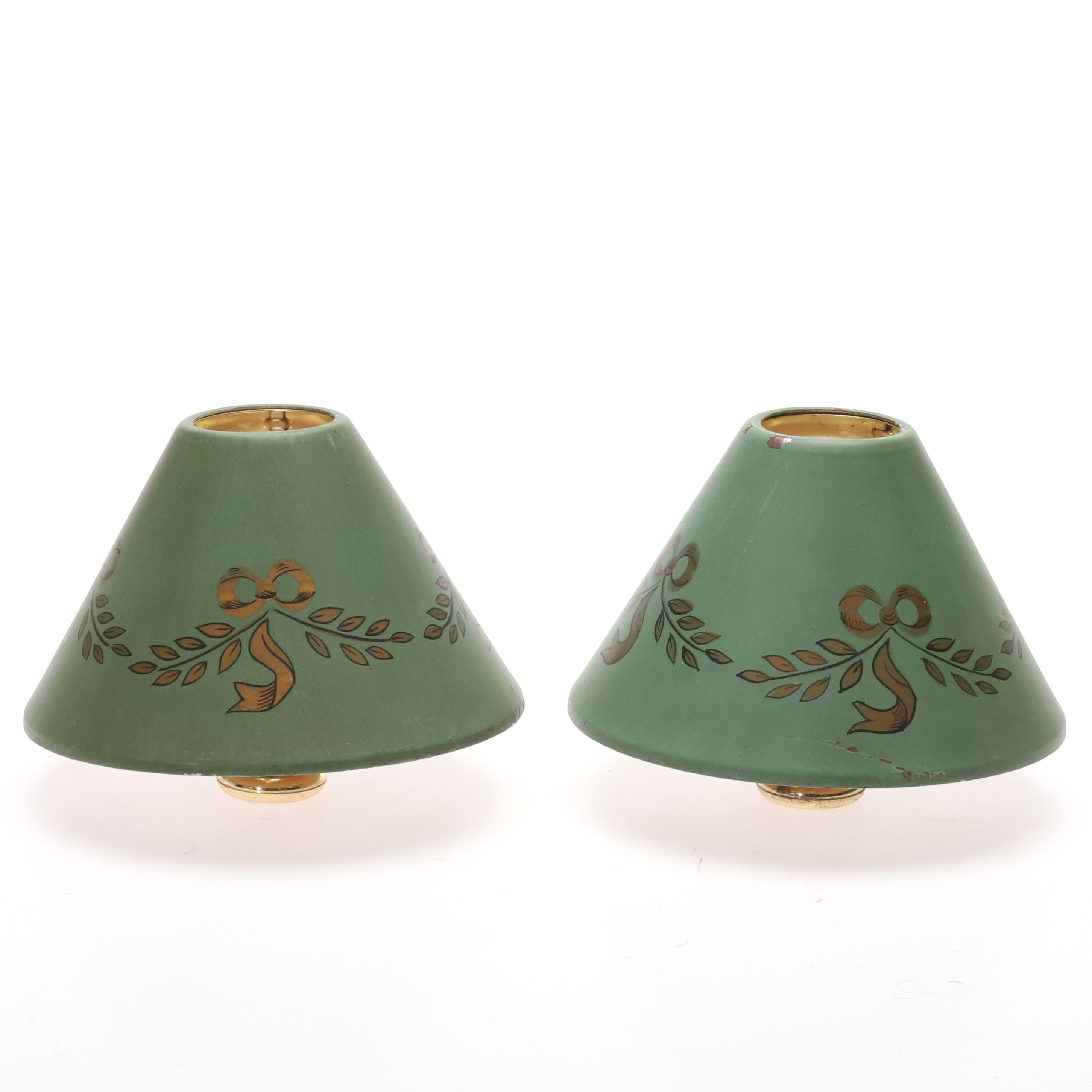 SKÄRMAR. Ett par, bemålat plåt, för stearinljus. 1900-tal.