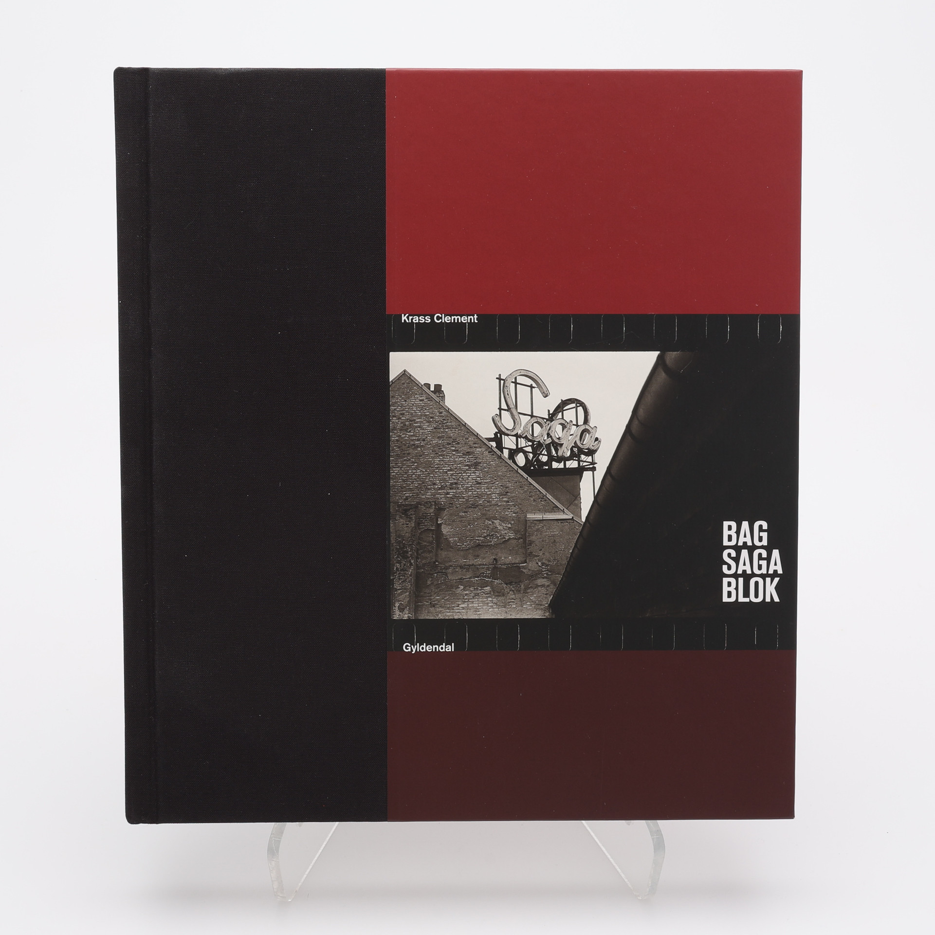 FOTO. DEN DANSKE FOTOGRAFEN KRASS CLEMENTS "BAG SAGA BLOK" I FÖRSTA UPPLAGAN, 2014.