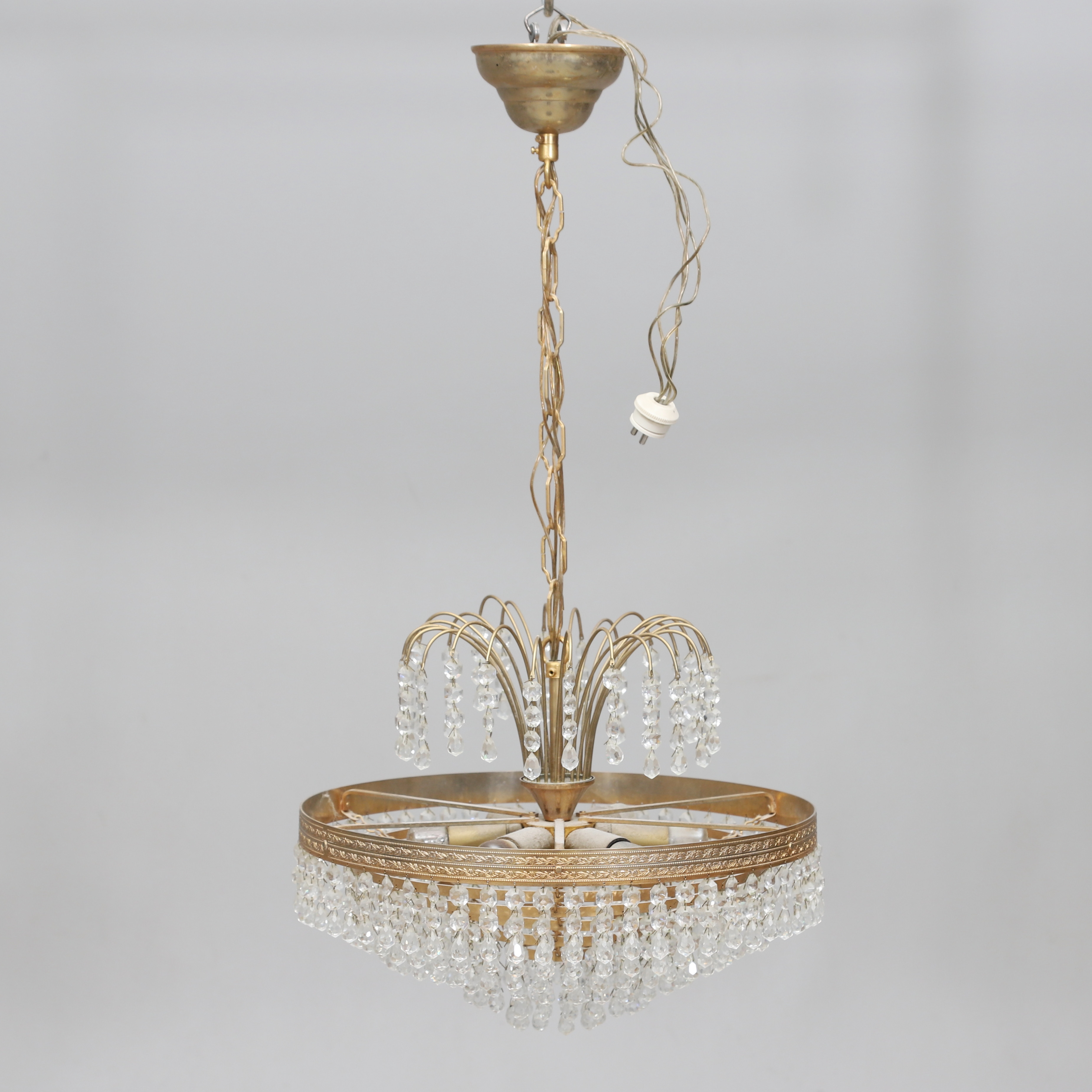TAKLAMPA, mässing och prismor, 1900-talets andra hälft.