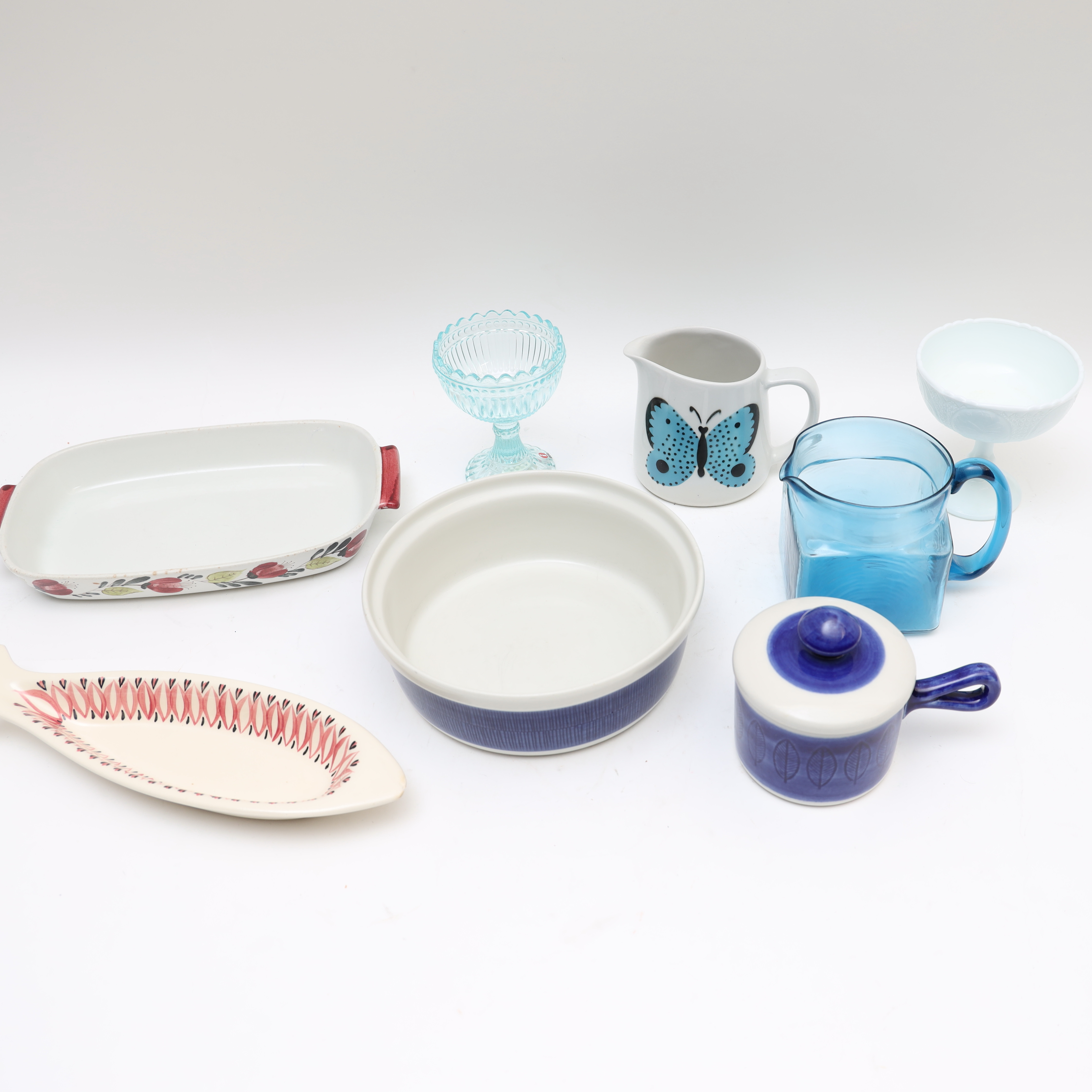 PARTI GLAS OCH PORSLIN, servisdelar Koka, tillbringare Arabia, tillbringare Skruf, serveringsfat Rörstrand.