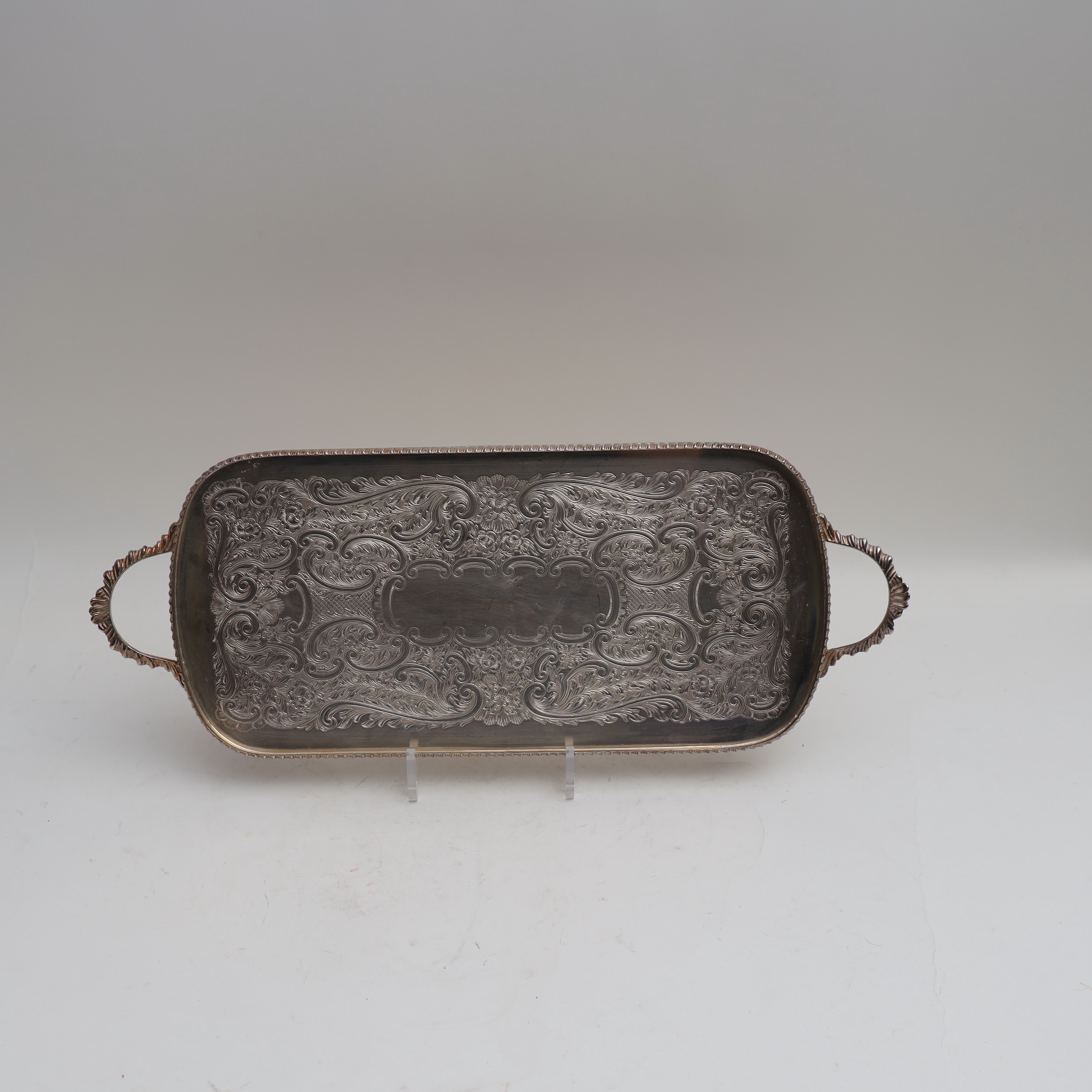 SERVERINGSBRICKA, Nysilver, med rikt graverad dekor och dubbla handtag.