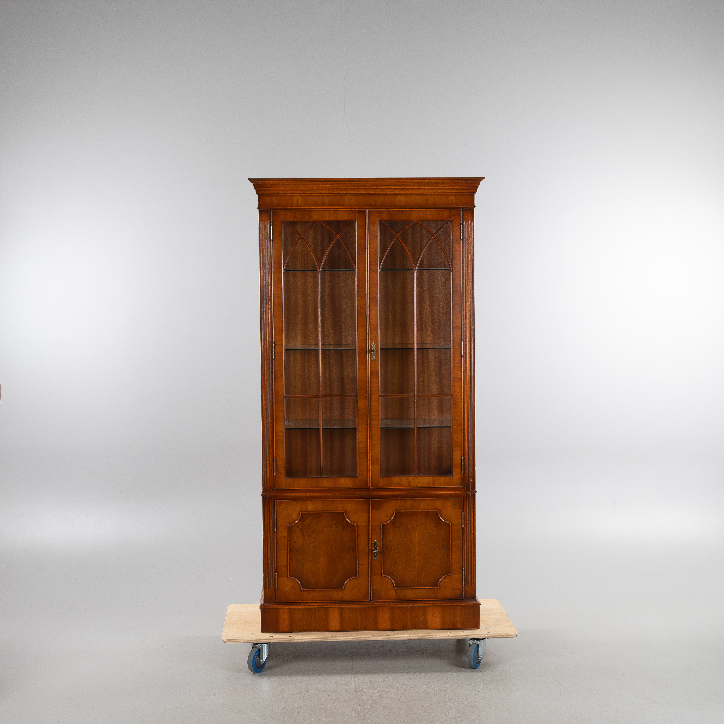 VITRINSKÅP, engelsk stil, fanerad i idegran, 1900-talets andra hälft.