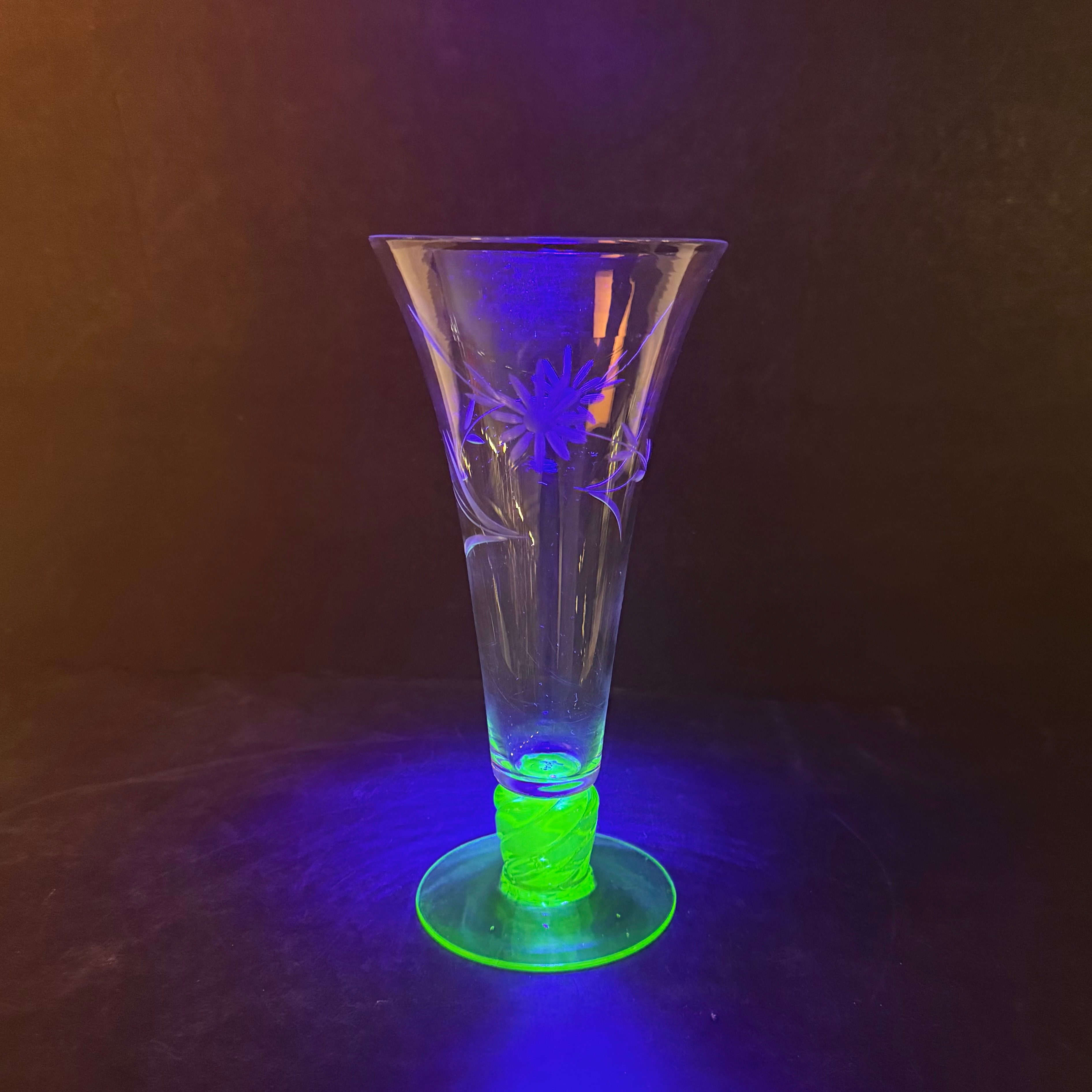 VAS / POKALGLAS, etsad dekor, fot i uranglas, 1920-30-tal.