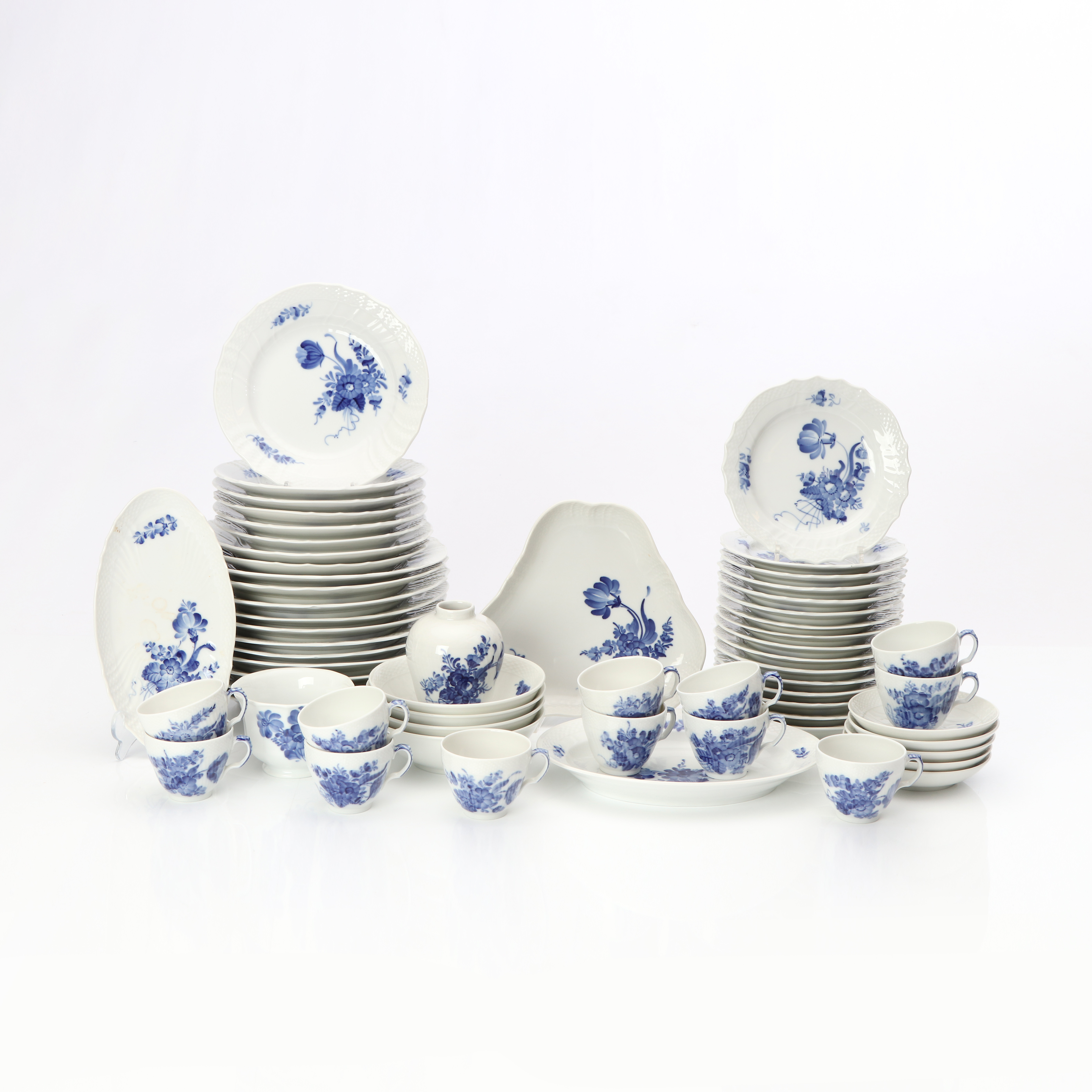 BLÅ BLOMST, MAT- OCH KAFFESERVIS, 89 DELAR. Porslin. Royal Copenhagen.