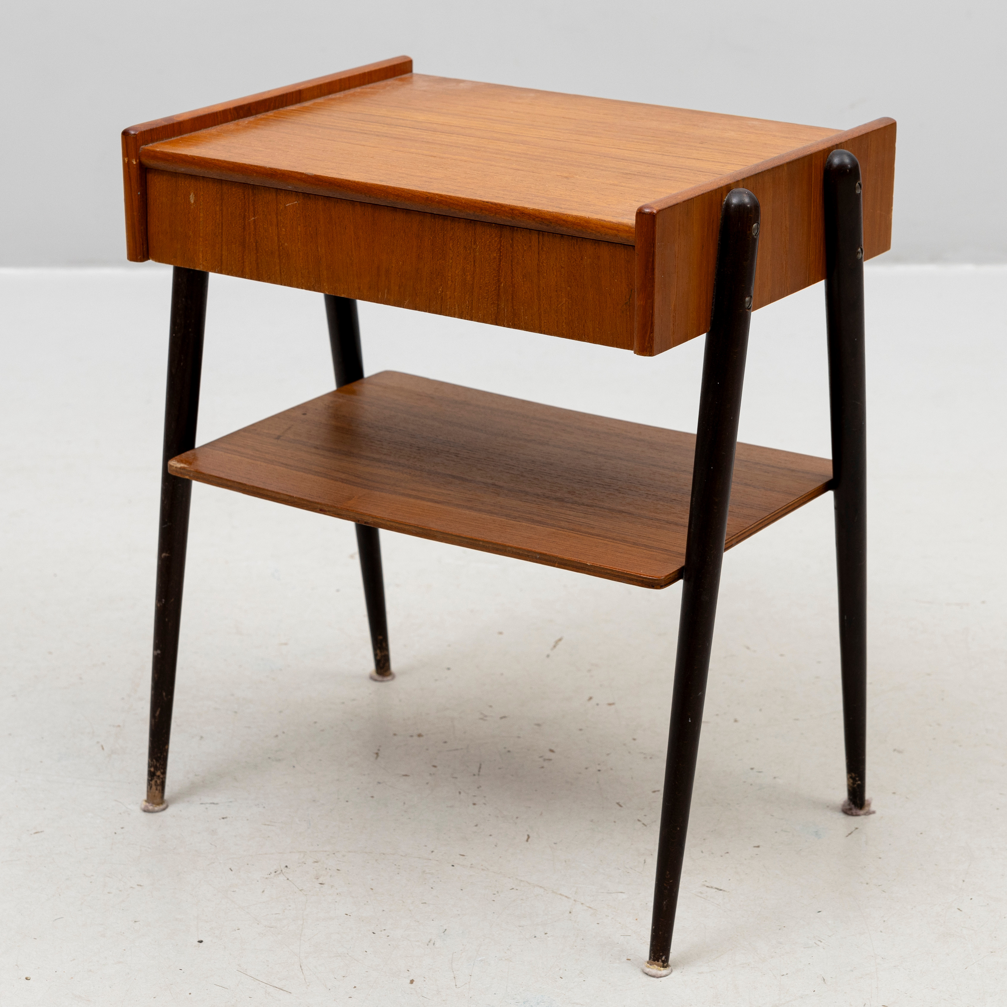 SÄNGBORD, delvis fanerad med teak, 1960-tal.