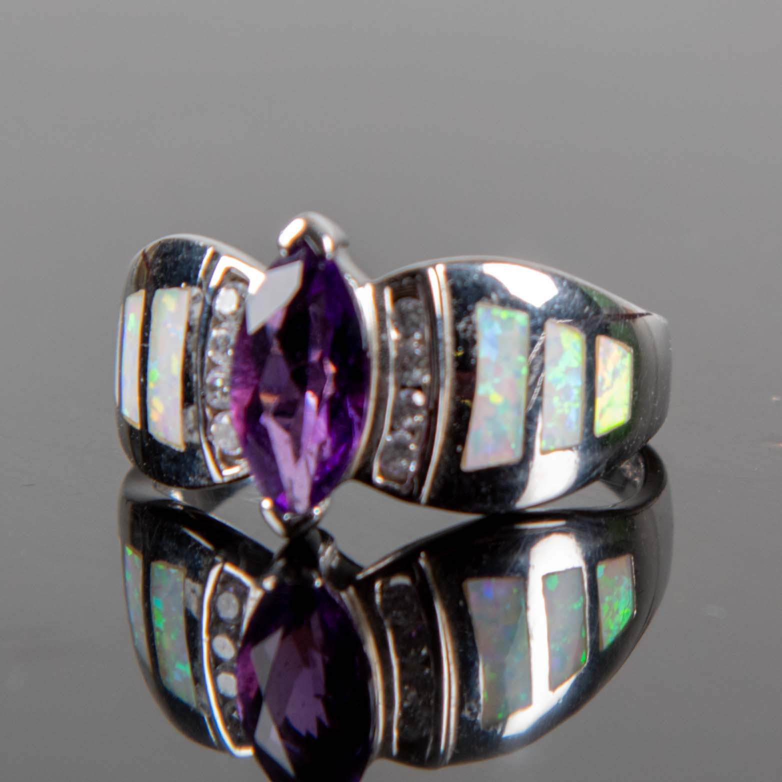 ALEXANDER KALIFANO. USA. Ring, sterling, ametist och pärlemo.