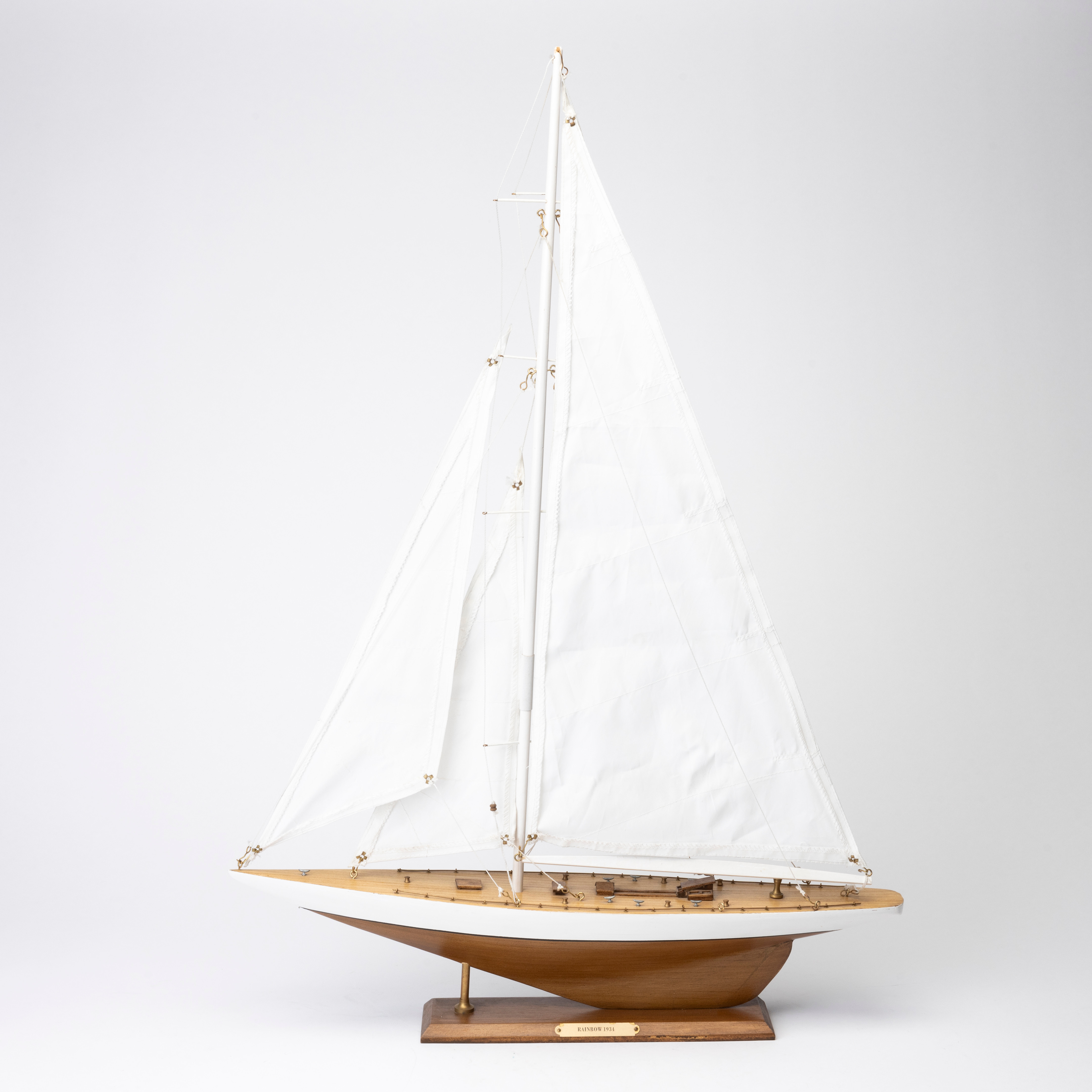 MODELLBÅT, Segelbåt "Rainbow 1934". 1900-talets andra hälft.