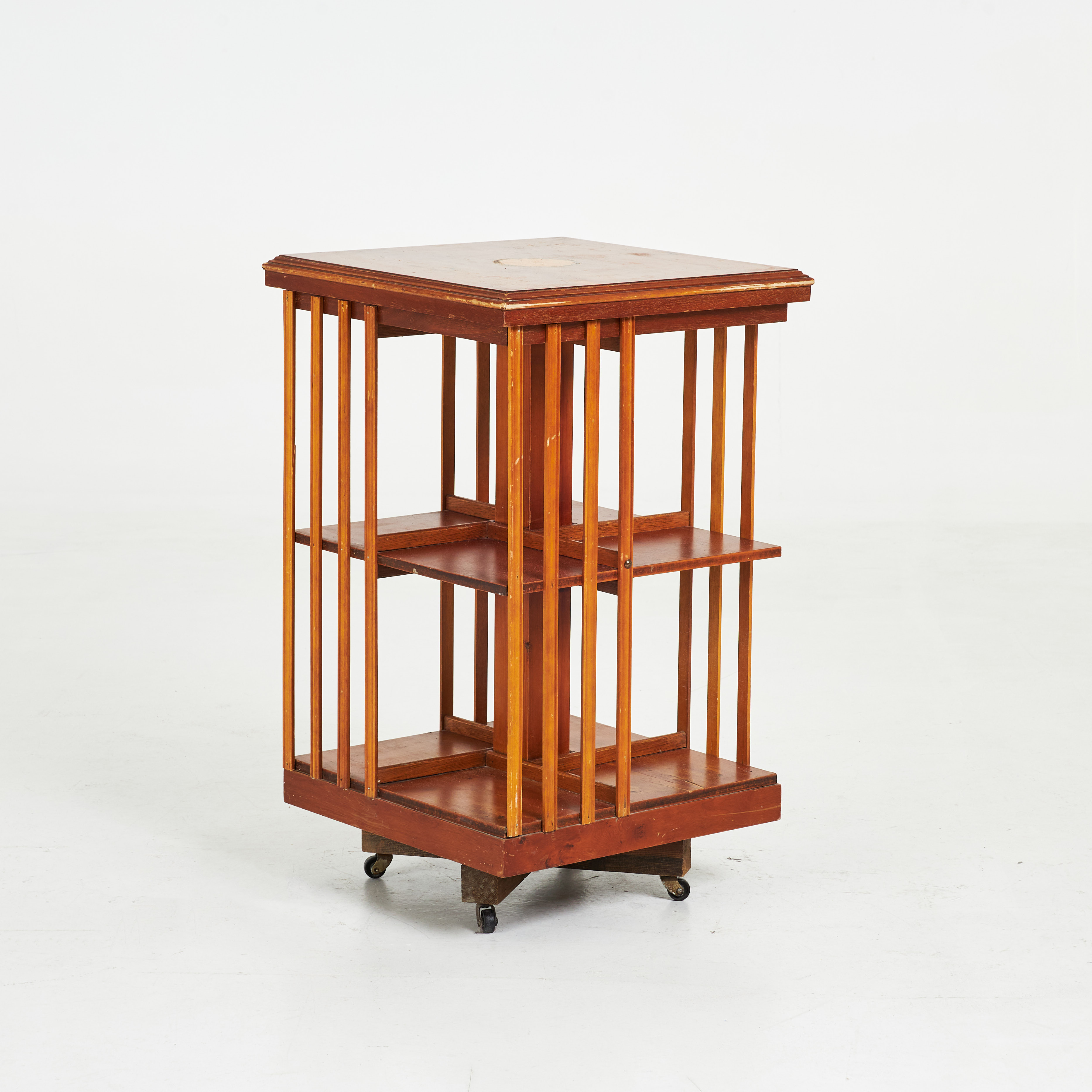 BOKSNURRA. 1900-talets andra hälft, fanérad med idegran, intarsia, fanér, på hjultrissor.