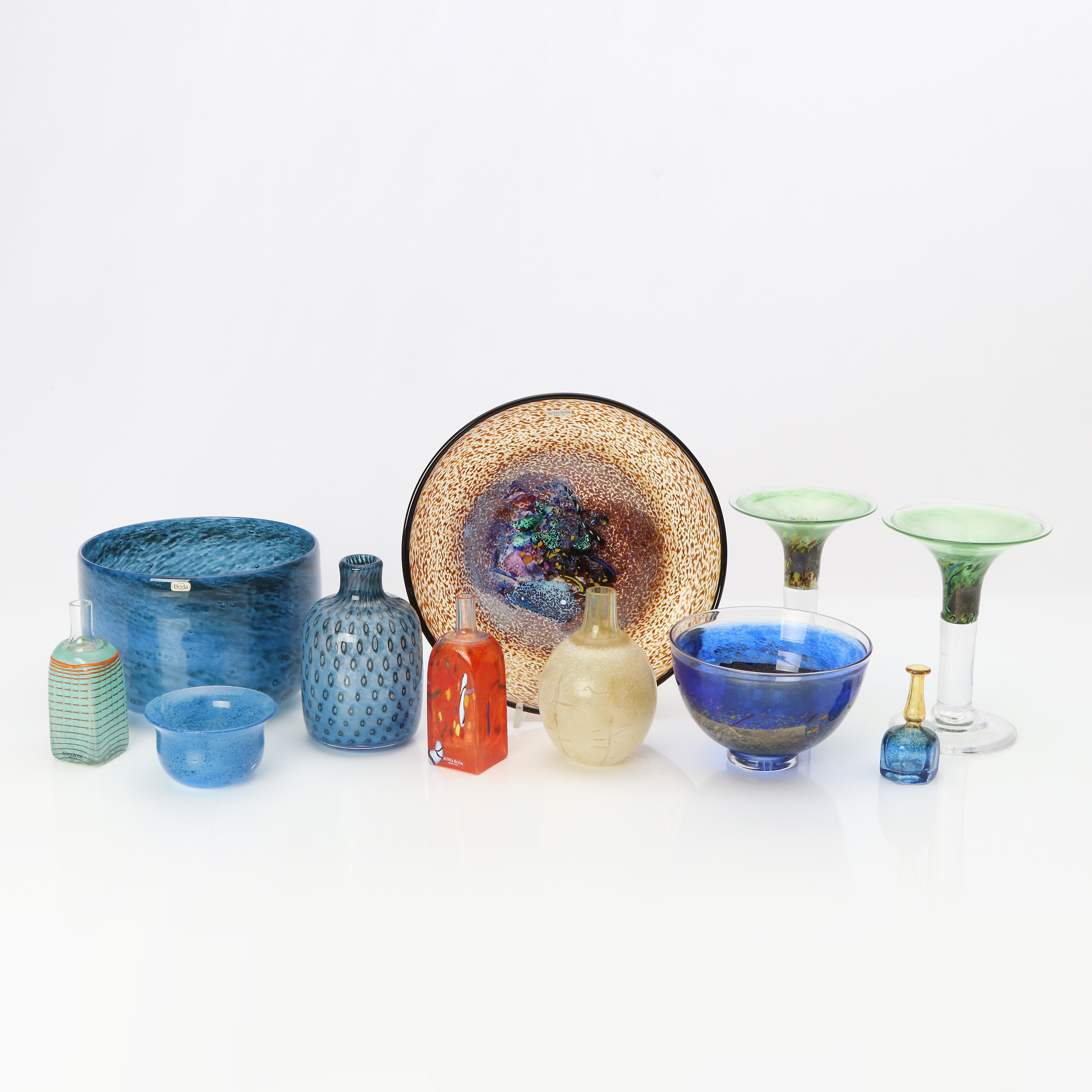 KONSTGLAS, 11 DELAR. Merparten Bertil Vallien, Kosta Boda.