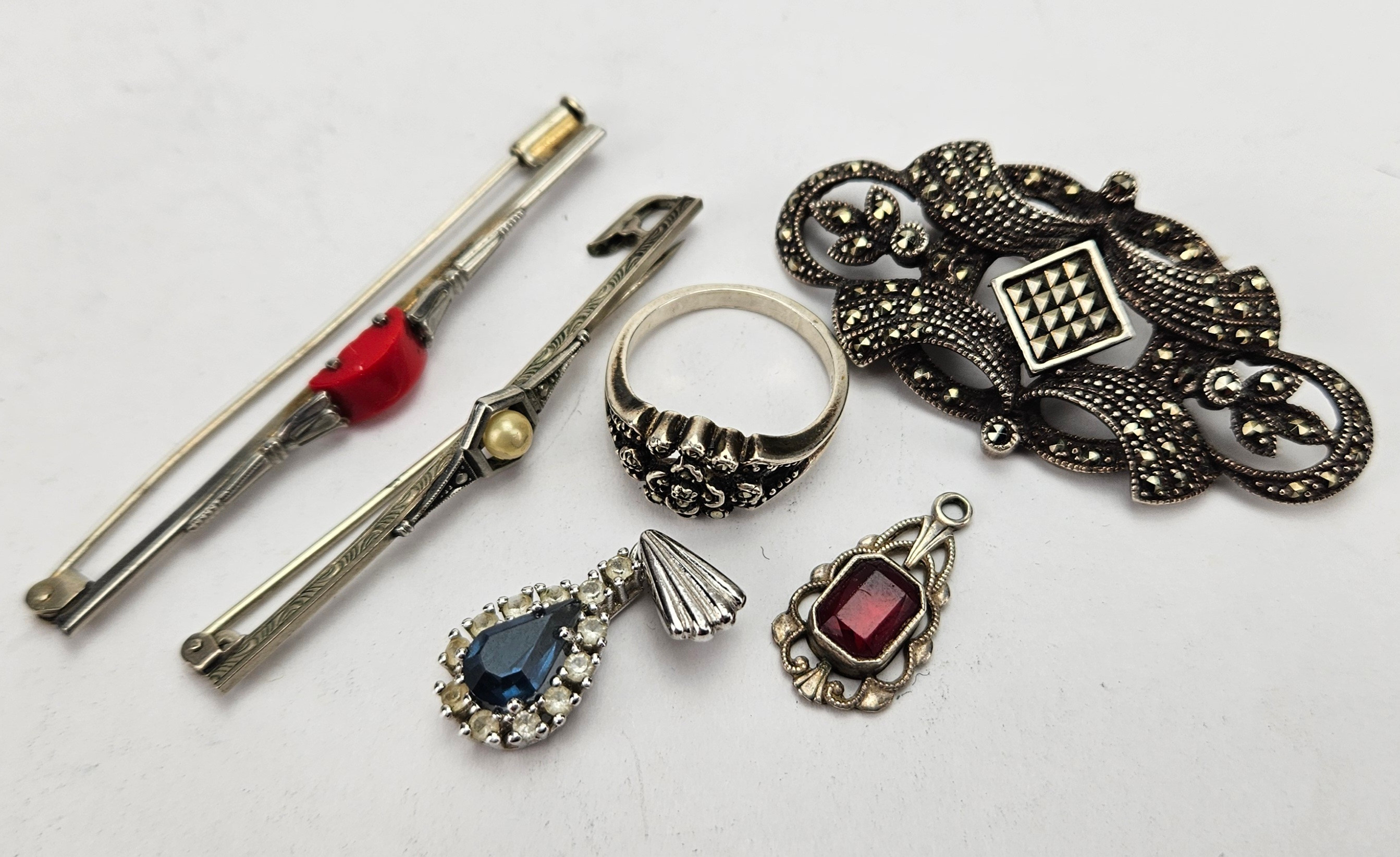 BROSCHER, RING OCH HÄNGEN, 7 delar, Art deco-stil, bland annat silver, 1900-tal.