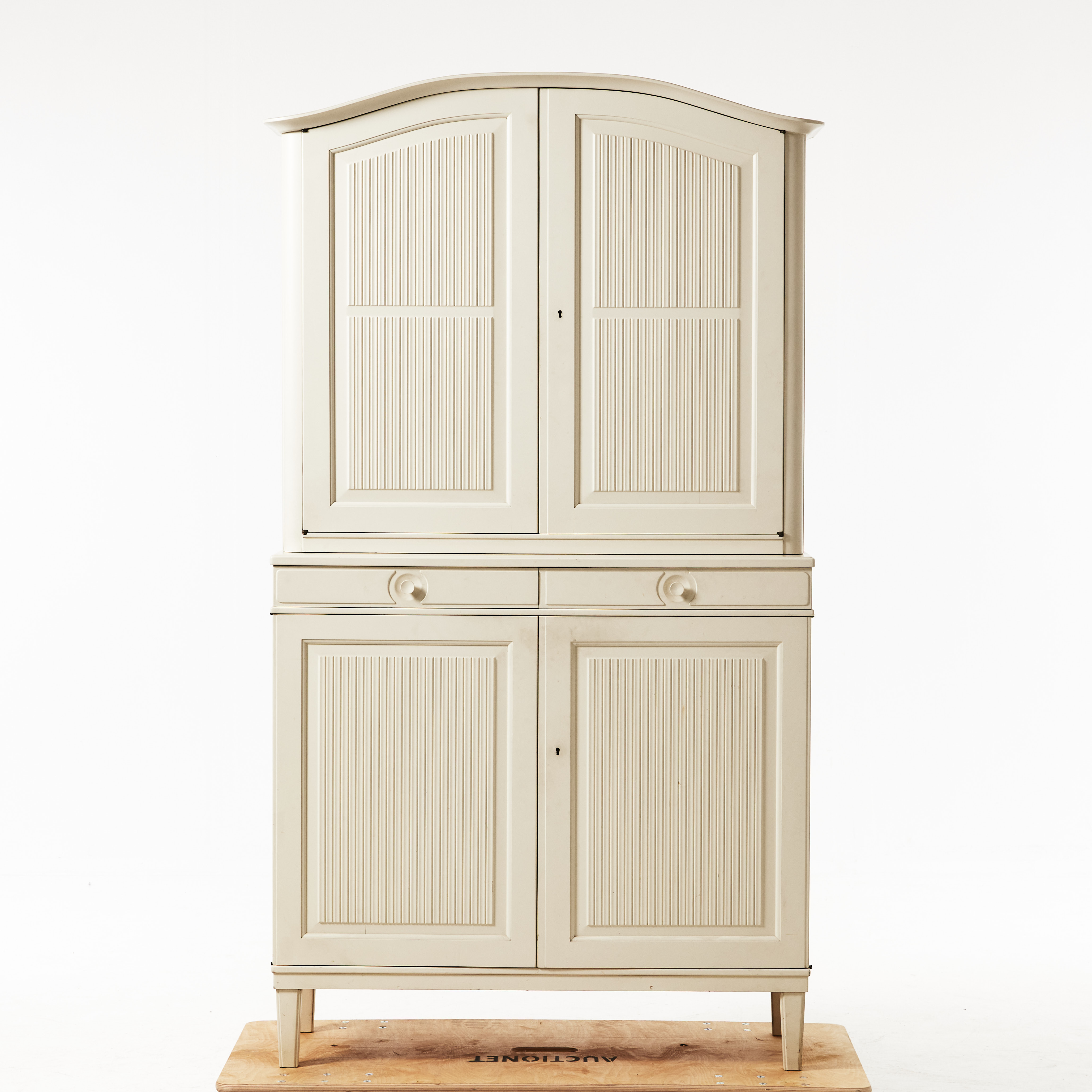 CARL MALMSTEN. Skåp, ''Herrgården'', Bodafors, grålackerad, 1963.