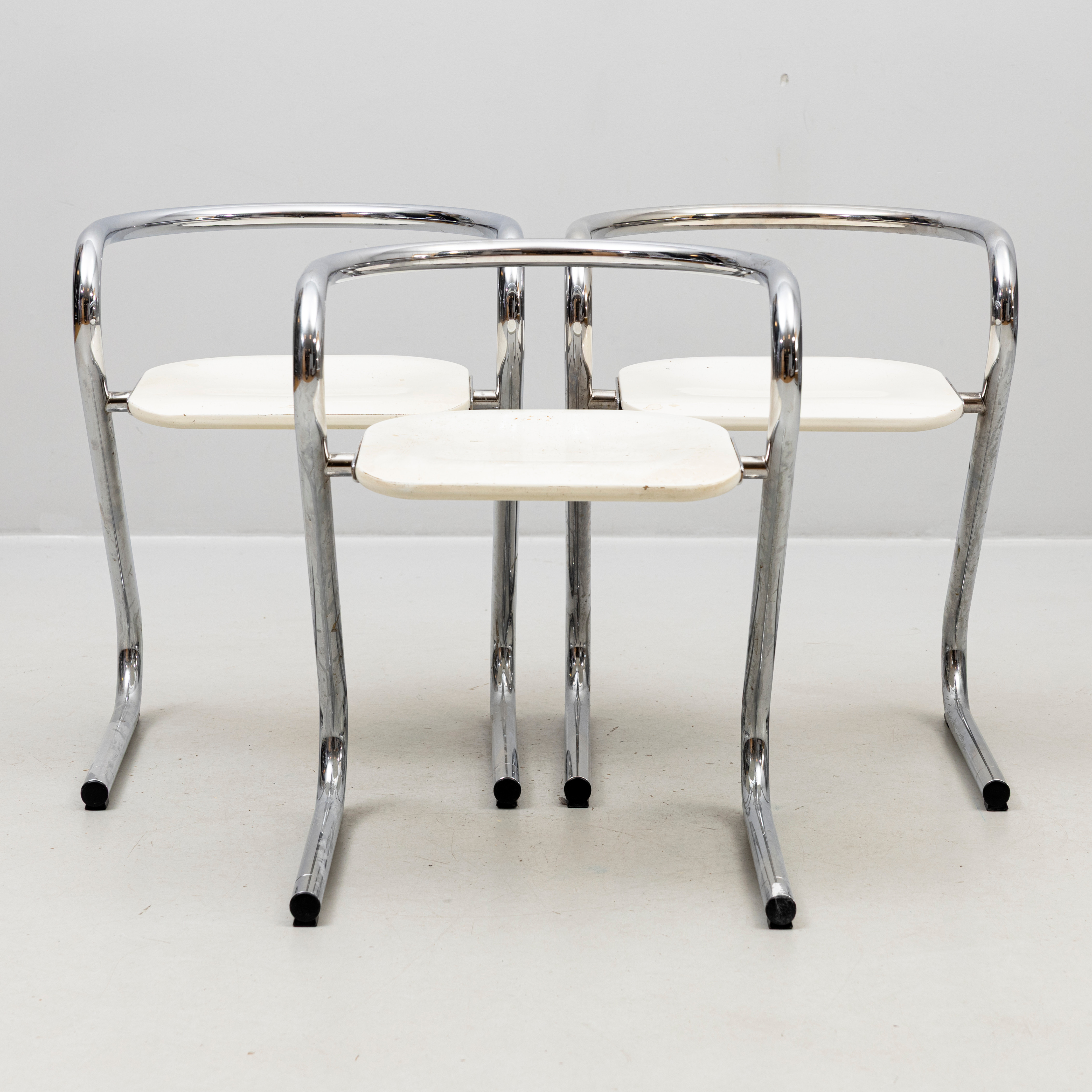 BÖRJE LINDAU & BO LINDECRANTZ. Stolar, 3 st, Lammhult, stålrör, sitsar i vitlackerad metall, 1970/80-tal.