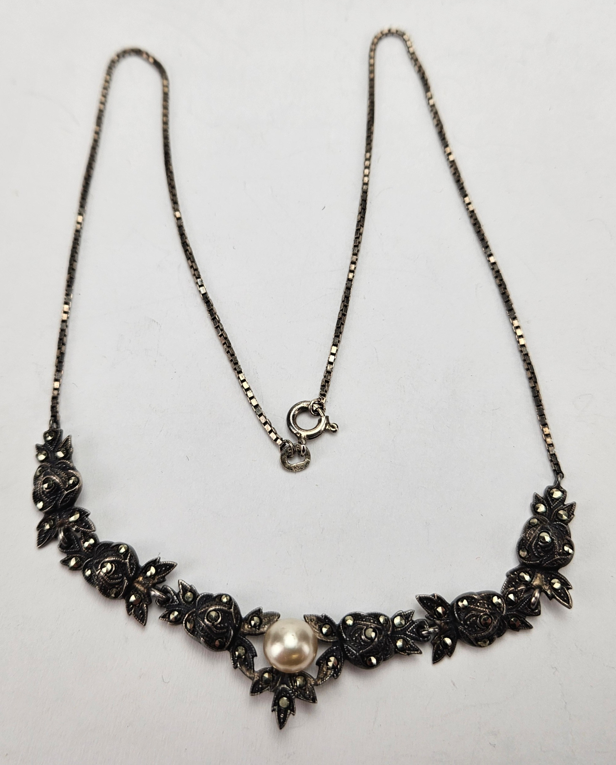 COLLIER, silver, med markasiter och pärla, troligen skalpärla, 1900-tal.