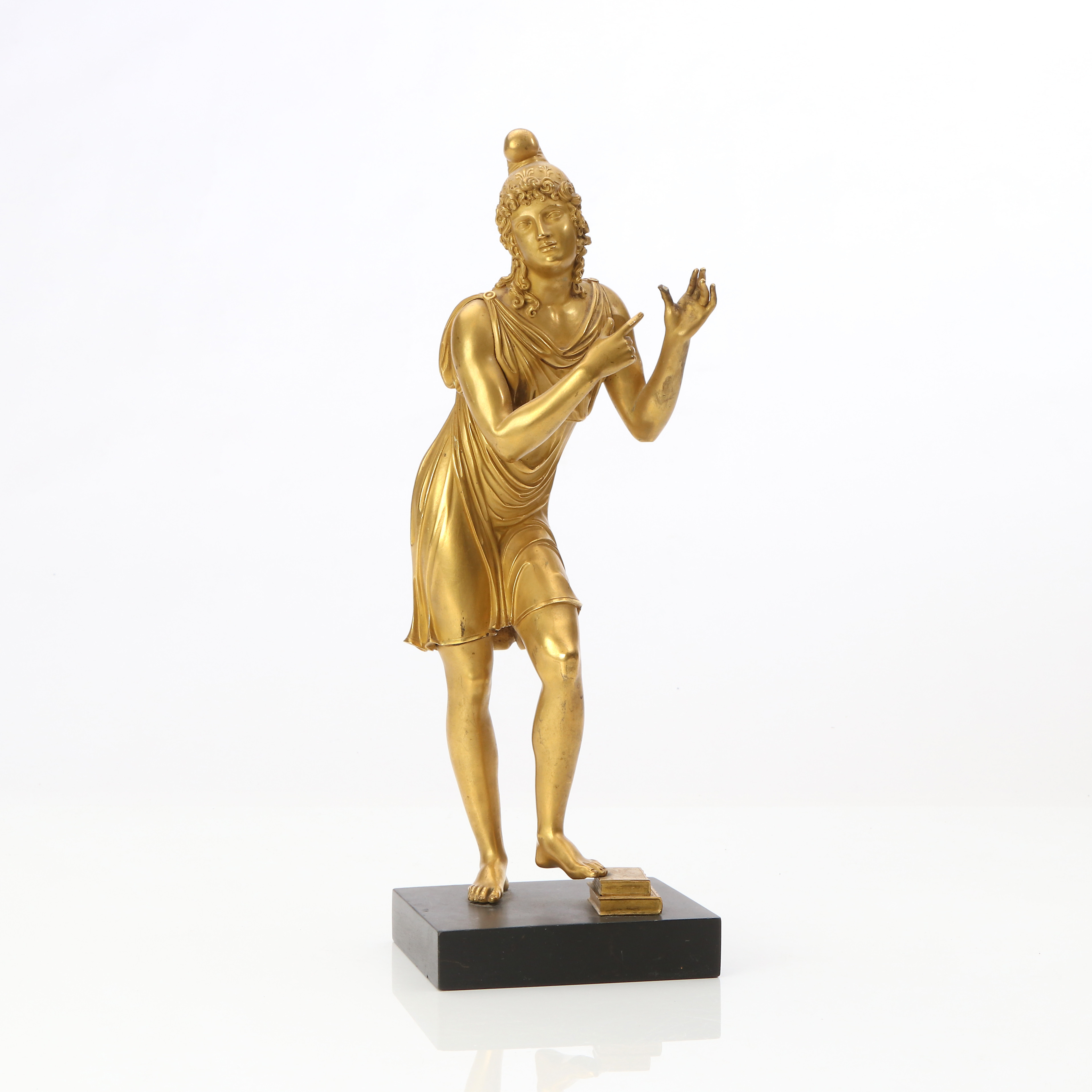 SKULPTUR. Förgylld brons/mässsing på marmorsockel. Antikiserande figur. 1800-tal.