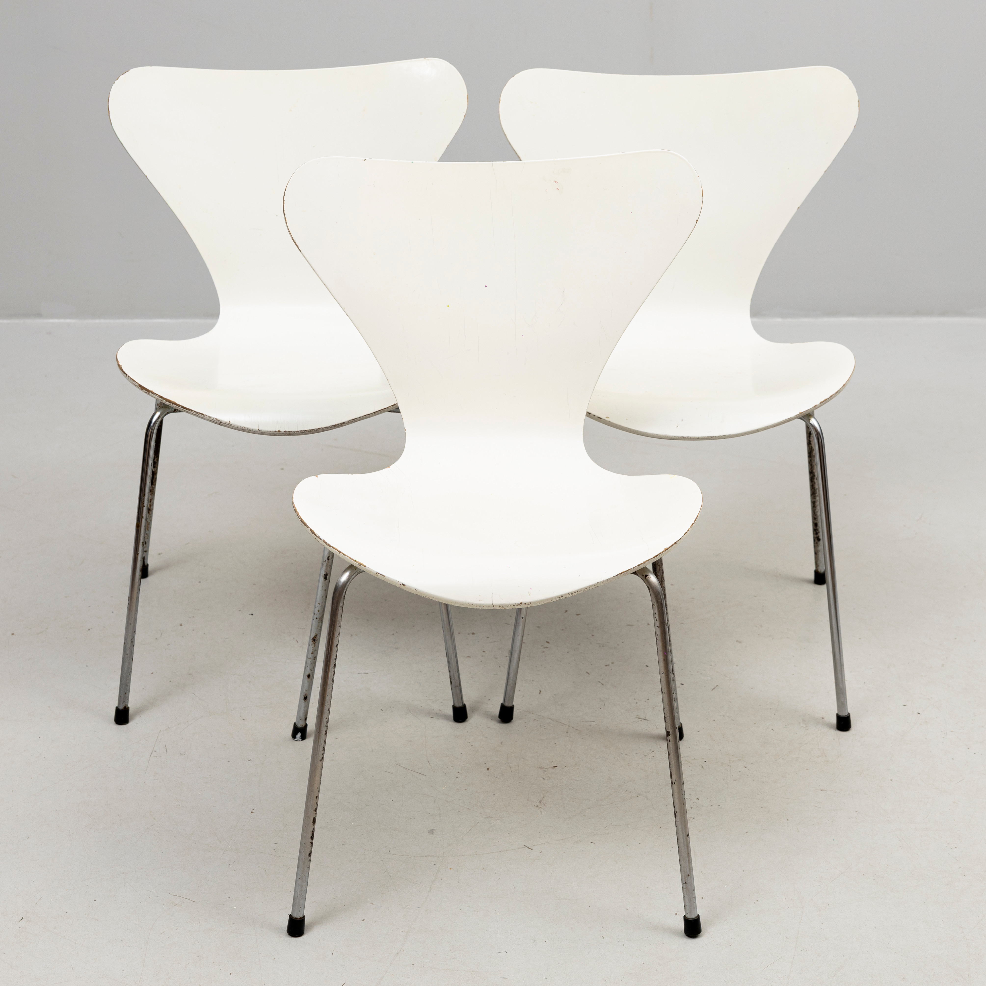 ARNE JACOBSEN. Stolar, 3 st, "Sjuan", Fritz Hansen, vitlackerat formpressat trä, Danmark, 1980.