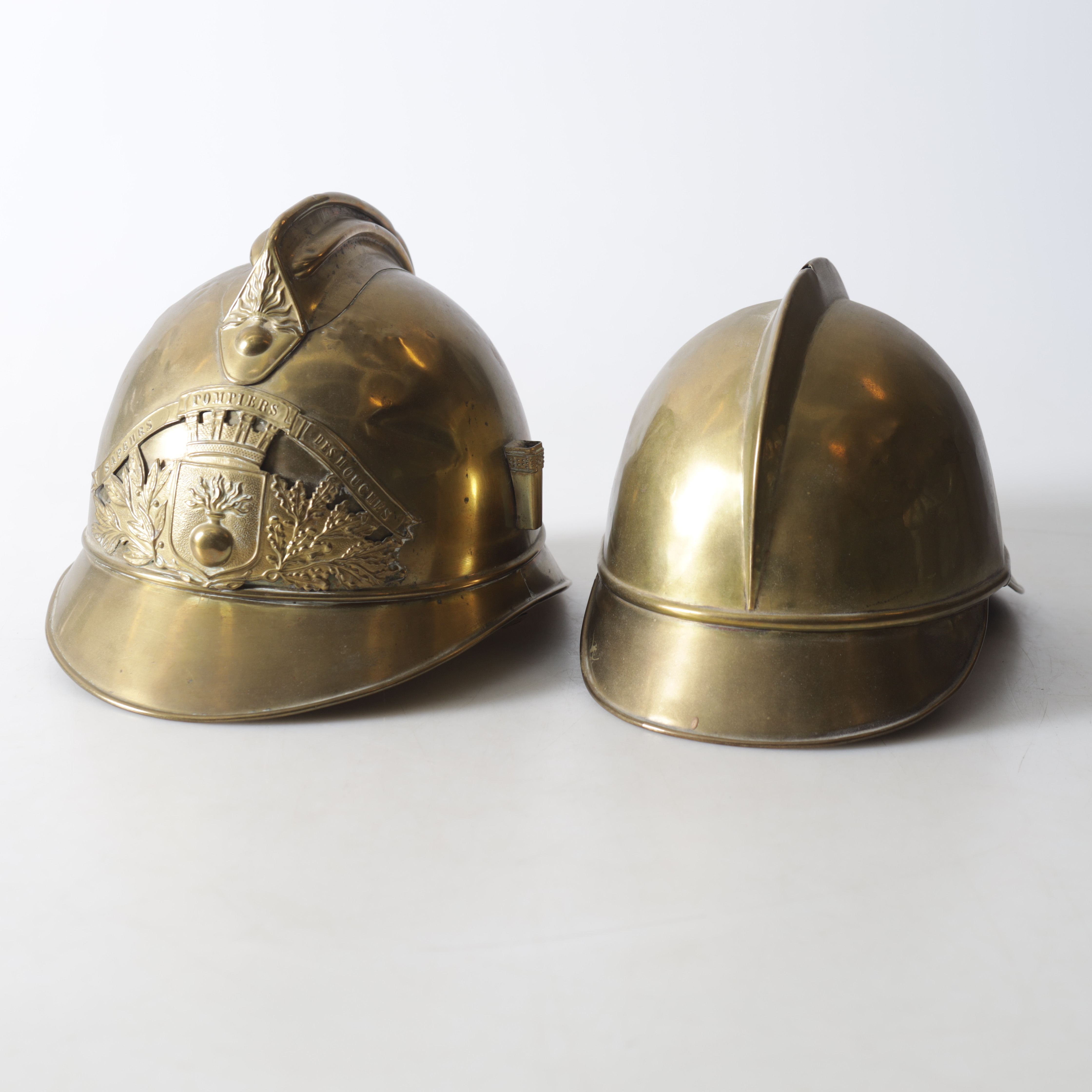 BRANDHJÄLMAR, 2 st, mässing, bl.a. Frankrike.
