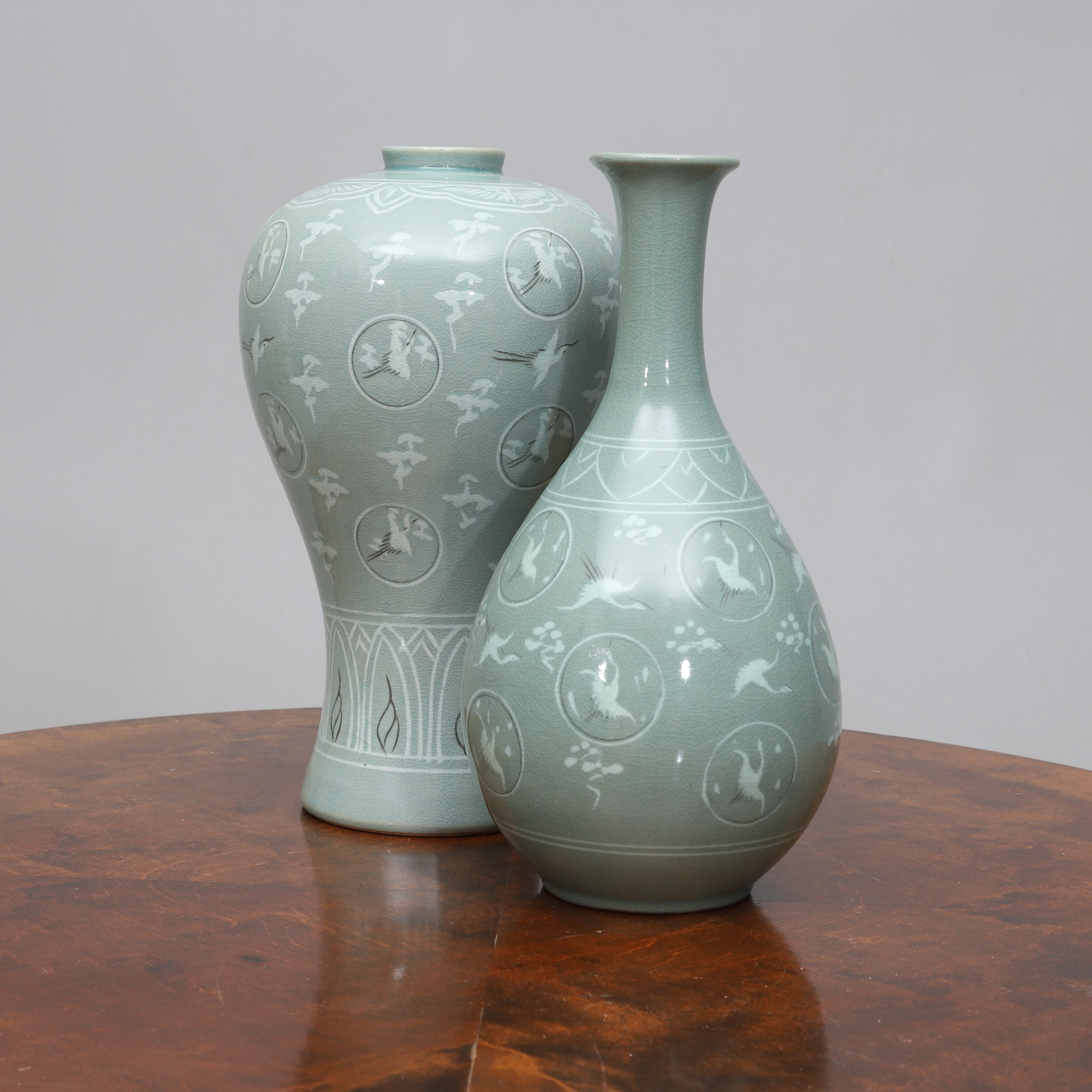 VASER, 2 st, porslin, celadon, Korea, 1900-tal.