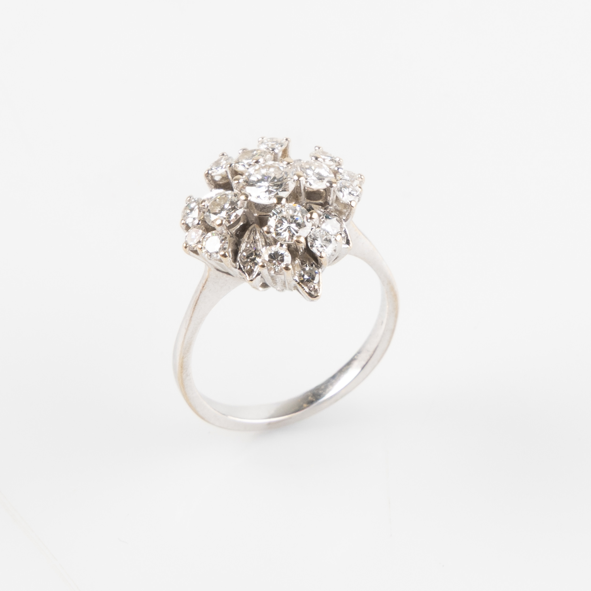 RING, 18K vitguld med briljantslipade diamanter.