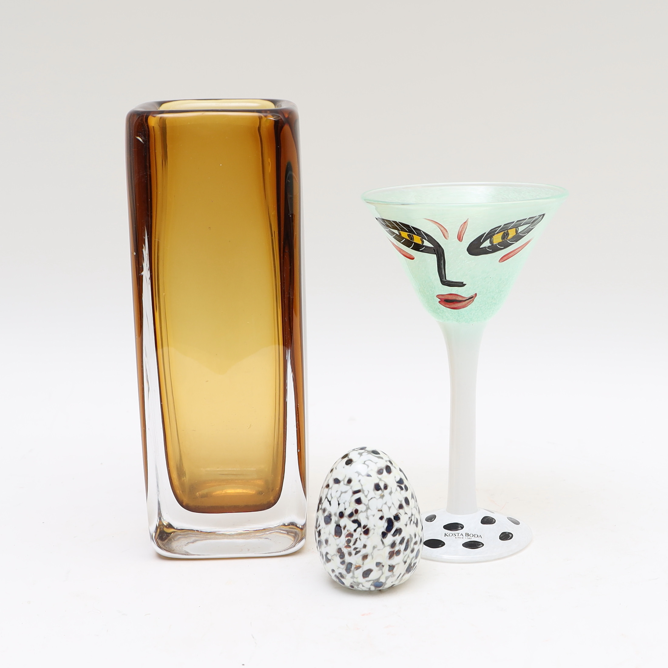 KONSTGLAS, 3delar, Vicke lindstrand, pokalglas Ulrica hydman, ägg Monica backström.