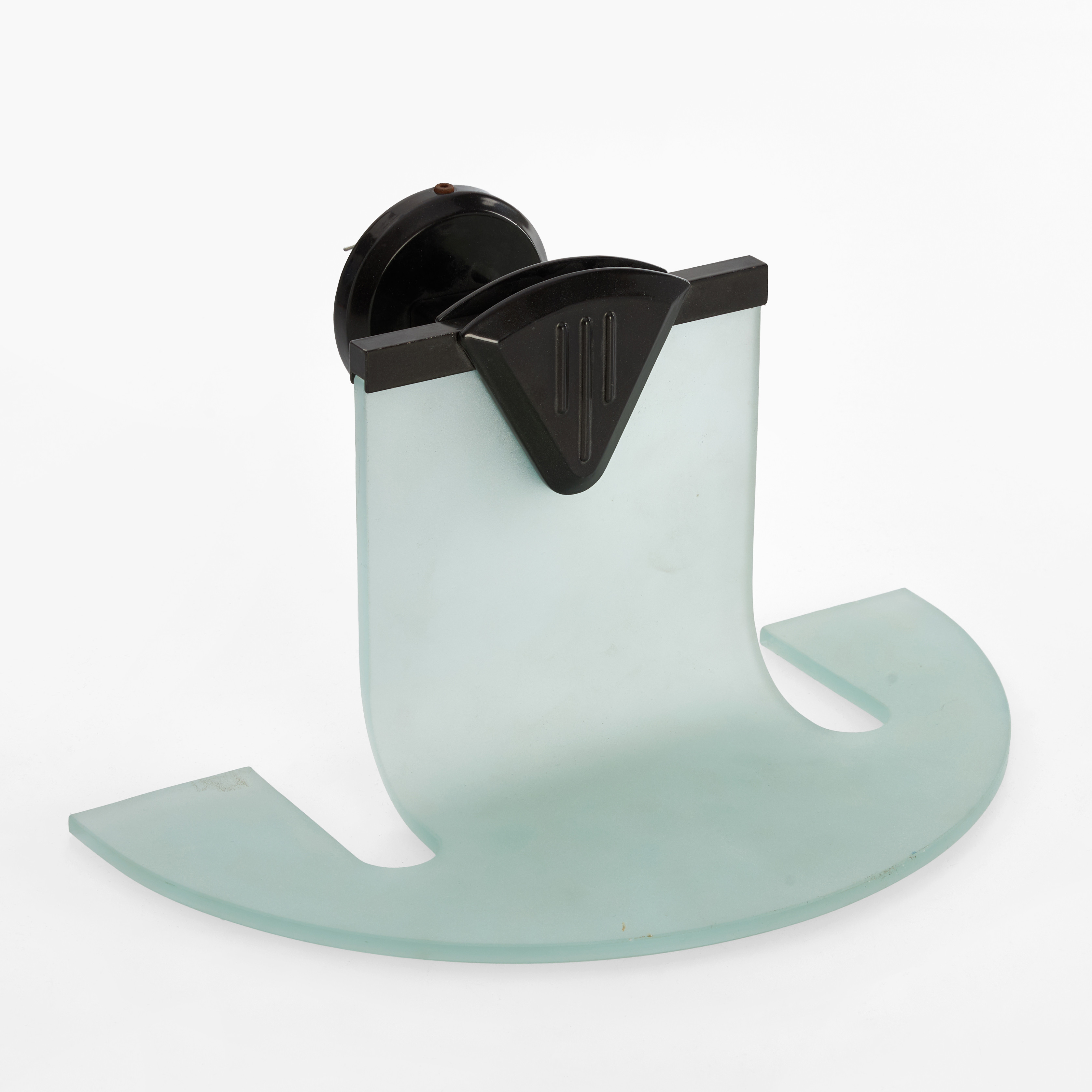 VÄGGLAMPA, patinerad metall, skärm i frostat glas, Italien 1930-tal.