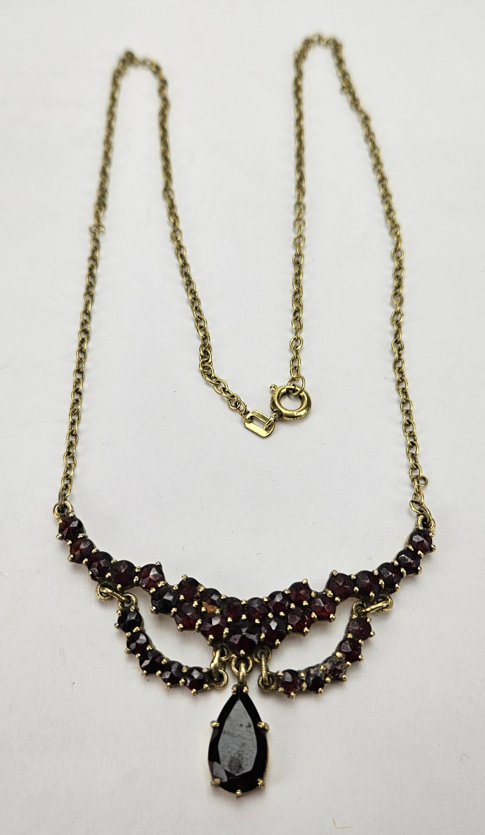 COLLIER, doublé, med röda slipade stenar, sannolikt granater, 1900-tal.