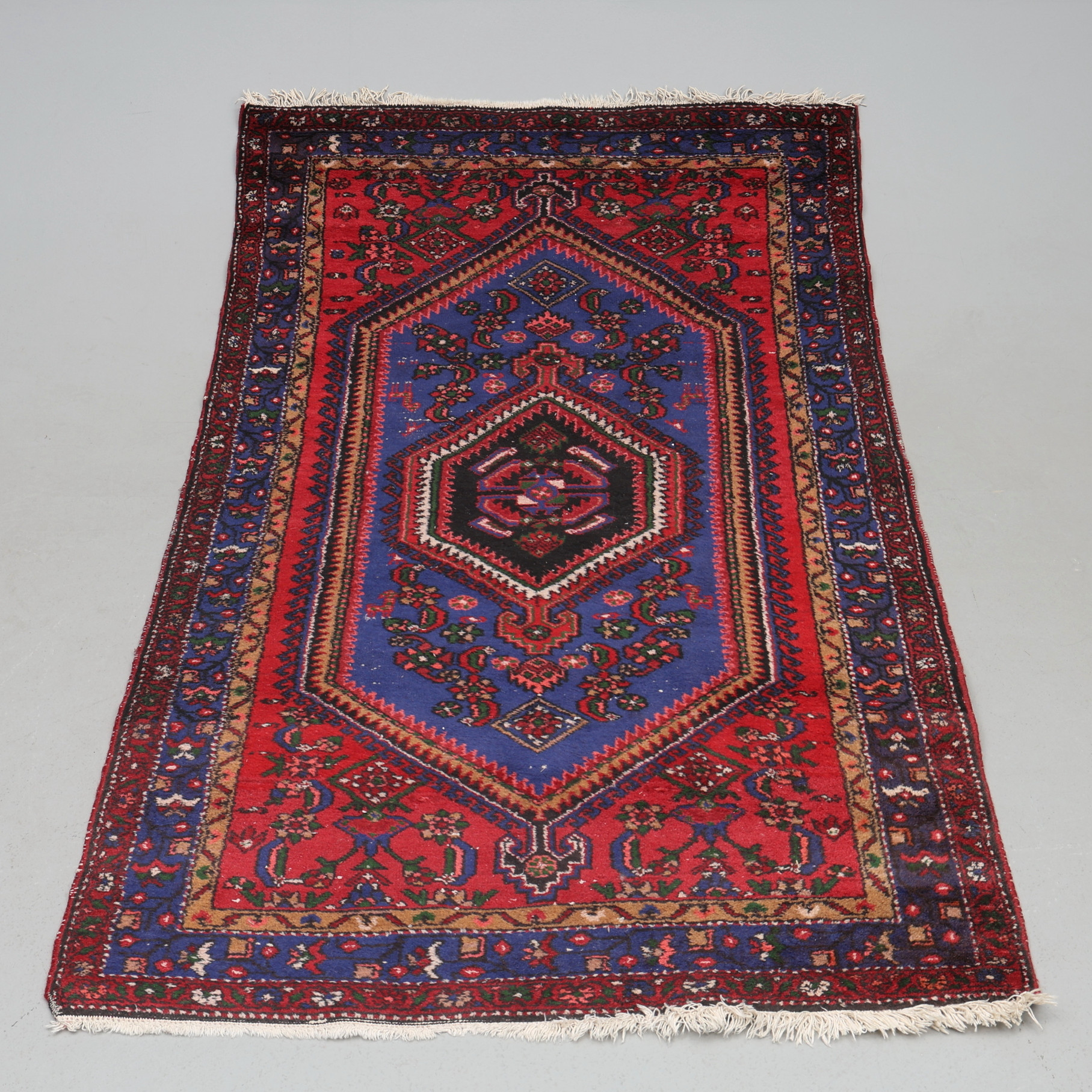 MATTA. Handknuten, orientalisk, ca 204 x 126 cm.